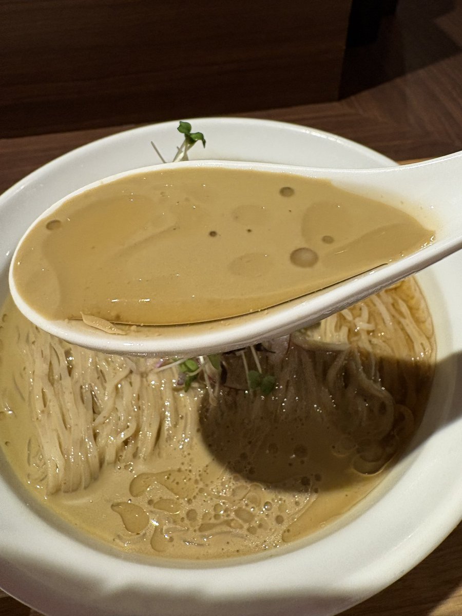 FamisoruR's tweet photo. NIBOSHIMANIA @蒲田
黒ラベル小瓶
冷や牡蠣、うずら味玉
ガーリックシュリンプの和え玉

連日訪問(笑)
2日連続川崎勤務の慰労にまずは一杯🍺
さあ、ようやく今年初の冷や牡蠣🤤
牡蠣の旨味にほどよい塩味、煮干しの旨味の下支え、これだよなぁ…
しっかりキンシメされている噛みごたえ良い麺も絶妙。
合間にうずら味玉で呑むビールもたまんねぇ…🤤
和え玉はもちろんそのままでもにんにくのパンチが合って美味。
これを冷や牡蠣のスープに投下したらば…美味いよ😋

川崎勤務の帰りは蒲田寄り道しちゃうよね。
完食完飲、幸腹逸杯、ご馳走様でした🙏