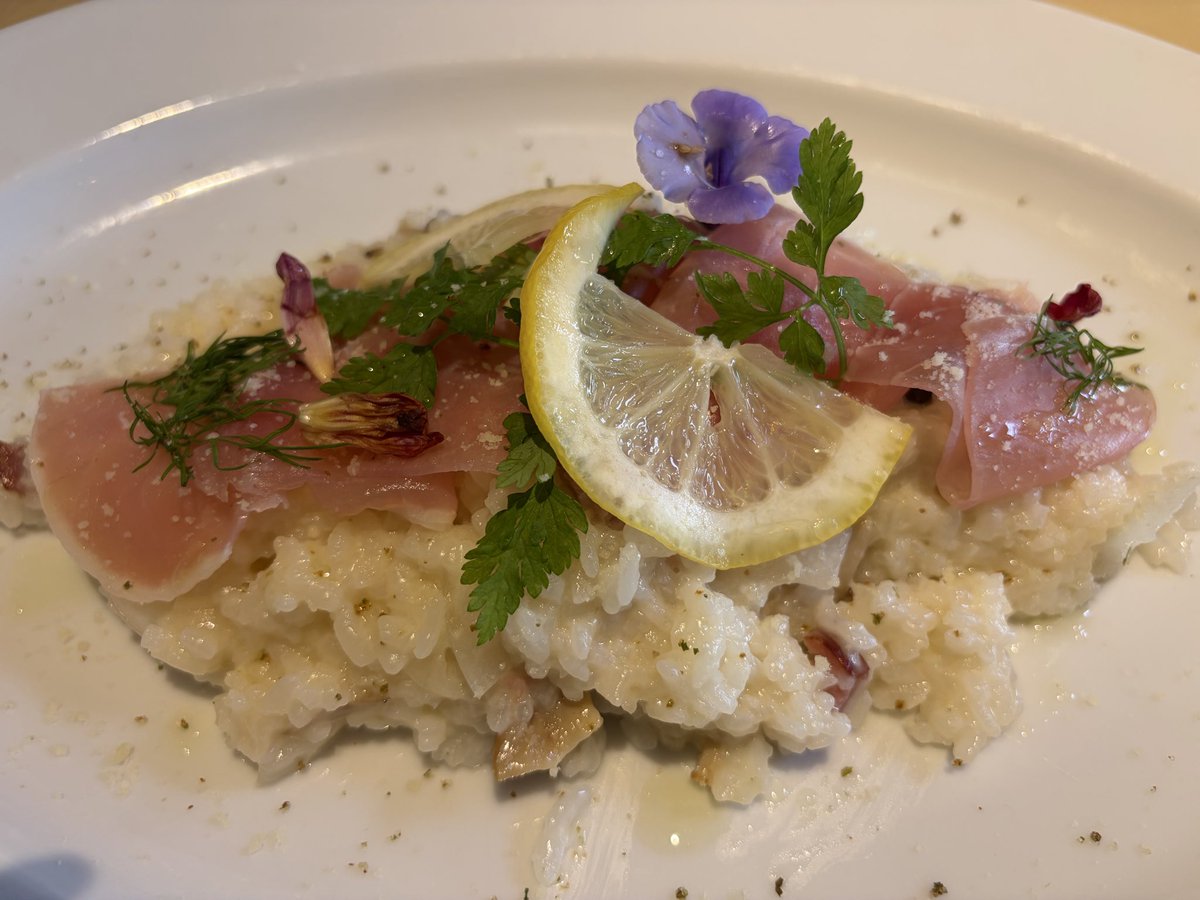 aiyaritai's tweet photo. 今日はこちらにお邪魔しました！
お久しぶりのKenの厨房さん🍽️

お料理名忘れてしまったけど、レモンクリームと生ハムと、キノコ入りのリゾット🍋🍄
美味���すぎて衝撃…綺麗なお花も入ってて、食べ進める内に段々なくなっていくのが悲しいほど美味しかった…！

お洒落おつまみもご馳走様でした😋 https://t.co/USLU1TnVBk