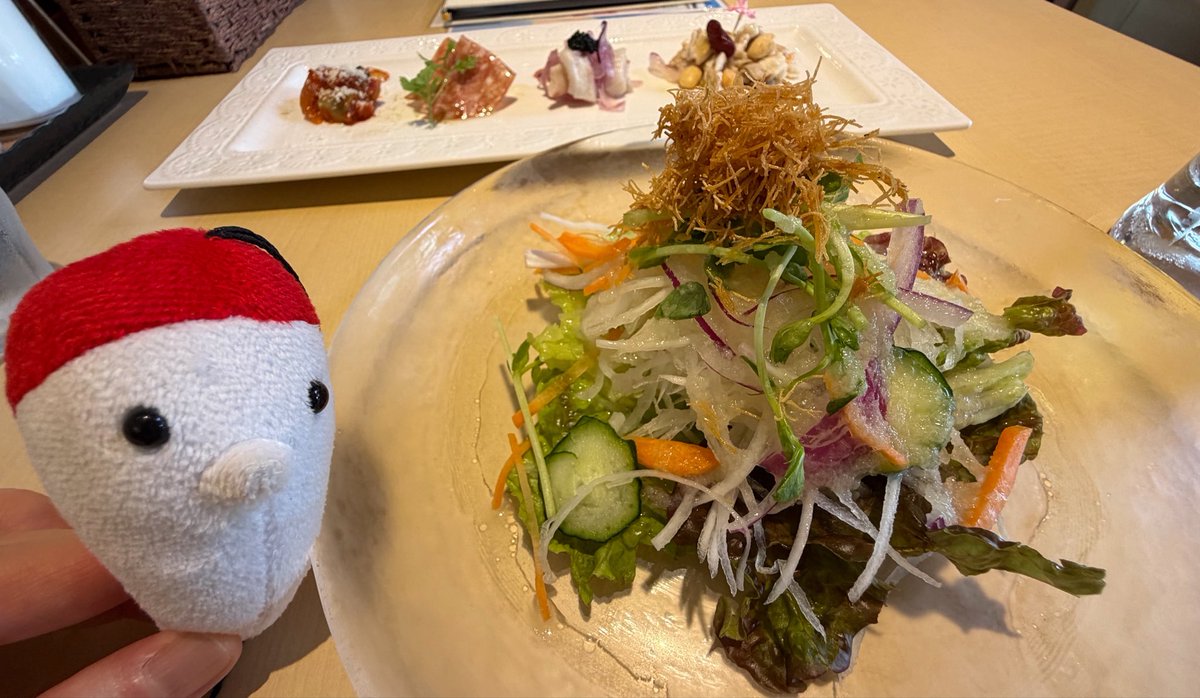 aiyaritai's tweet photo. 今日はこちらにお邪魔しました！
お久しぶりのKenの厨房さん🍽️

お料理名忘れてしまったけど、レモンクリームと生ハムと、キノコ入りのリゾット🍋🍄
美味���すぎて衝撃…綺麗なお花も入ってて、食べ進める内に段々なくなっていくのが悲しいほど美味しかった…！

お洒落おつまみもご馳走様でした😋 https://t.co/USLU1TnVBk