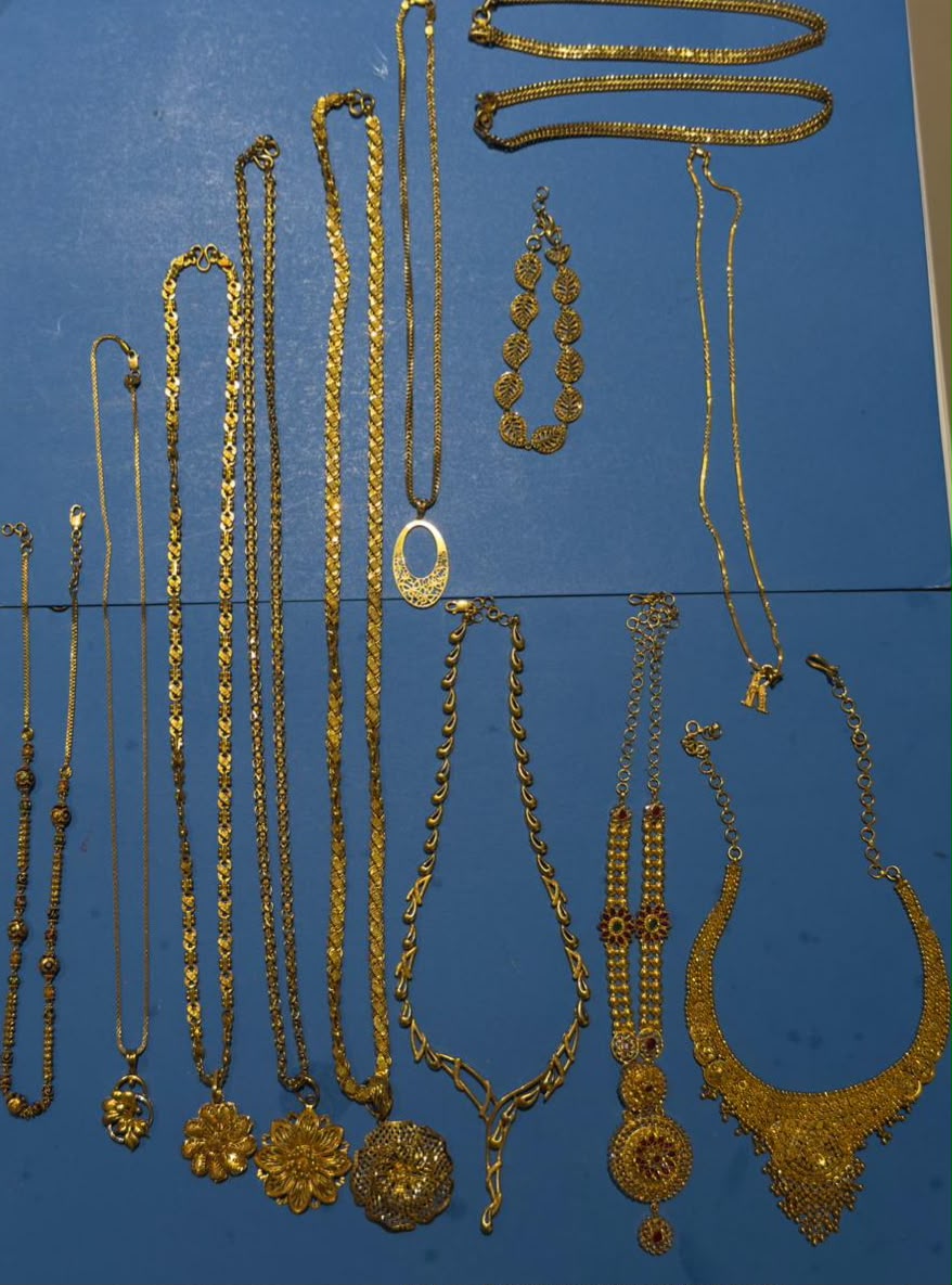 Ahmd_Customs's tweet photo. Officers of Ahmedabad Customs intercepted a female passenger arriving from Abu Dhabi  and seized 729 gram of 22K/18K gold jewellery, valued at ₹98.79 lakh, concealed in her purse and beneath her garments. Further investigation is underway. https://t.co/Hcf2ewJGVS