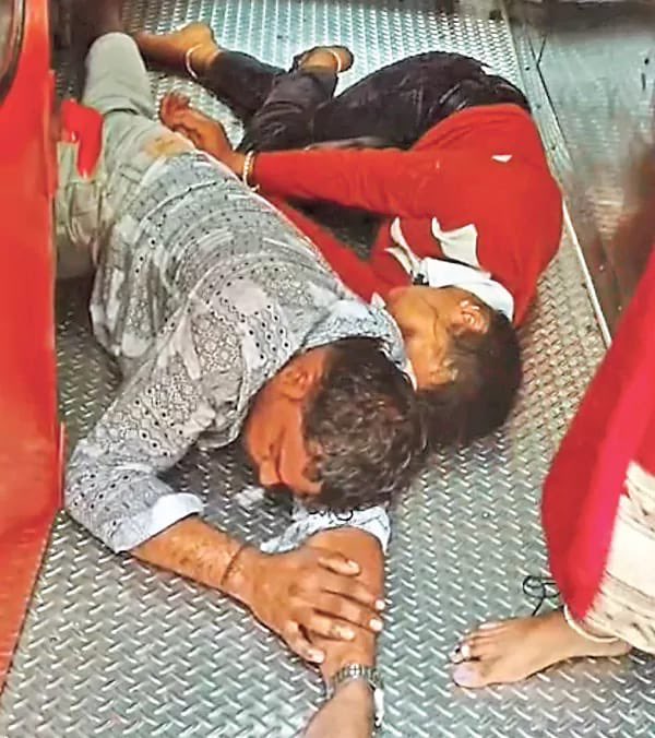 ramusagar007's tweet photo. భార్య కళ్లెదుటే ప్రియురాలితో కలిసి ఆటో డ్రైవర్ ఆత్మహత్యాయత్నం

ఆంధ్రప్రదేశ్‌లోని శ్రీకాకుళం జిల్లా ఛప్రా గ్రామానికి చెందిన ఆటో డ్రైవర్ శిరీష్ కుమార్ (34), భార్య సులోచన, ఇద్దరు పిల్లలతో కలిసి నివాసం ఉంటున్నాడు. అయితే, అదే గ్రామానికి చెందిన మరో వివాహిత (34)తో ఏర్పడిన వివాహేతర సంబంధం కారణంగా అతను తరచూ హైదరాబాద్ ముసాపేటలోని ఆమె సోదరి ఇంటికి వచ్చి వెళ్లేవాడు. ఈ క్రమంలోనే ఇటీవల వారిద్దరూ కలిసి కోయంబత్తూరు పారిపోగా, శిరీష్ భార్య సులోచన తన బంధువుల సహాయంతో అక్కడికి చేరుకుని వారిని శబరి ఎక్స్‌ప్రెస్ రైలులో తిరిగి హైదరాబాద్‌కు తీసుకువచ్చింది. కానీ, రైలు చర్లపల్లి రైల్వే స్టేషన్ సమీపానికి చేరుకోగానే, భార్య కళ్లెదుటే శిరీష్ కుమార్ తన ప్రియురాలితో కలిసి బాత్రూంలోకి వెళ్లి పురుగుల మందు తాగి ఆత్మహత్యాయత్నానికి పాల్పడ్డాడు. రైలు స్టేషన్‌కు రాగానే అపస్మారక స్థితిలో ఉన్న వారిద్దరిని రైల్వే పోలీసులు చికిత్స నిమిత్తం గాంధీ ఆసుపత్రికి తరలించగా, ప్రస్తుతం వారి పరిస్థితి విషమంగా ఉన్నట్లు వైద్యులు తెలిపారు.
