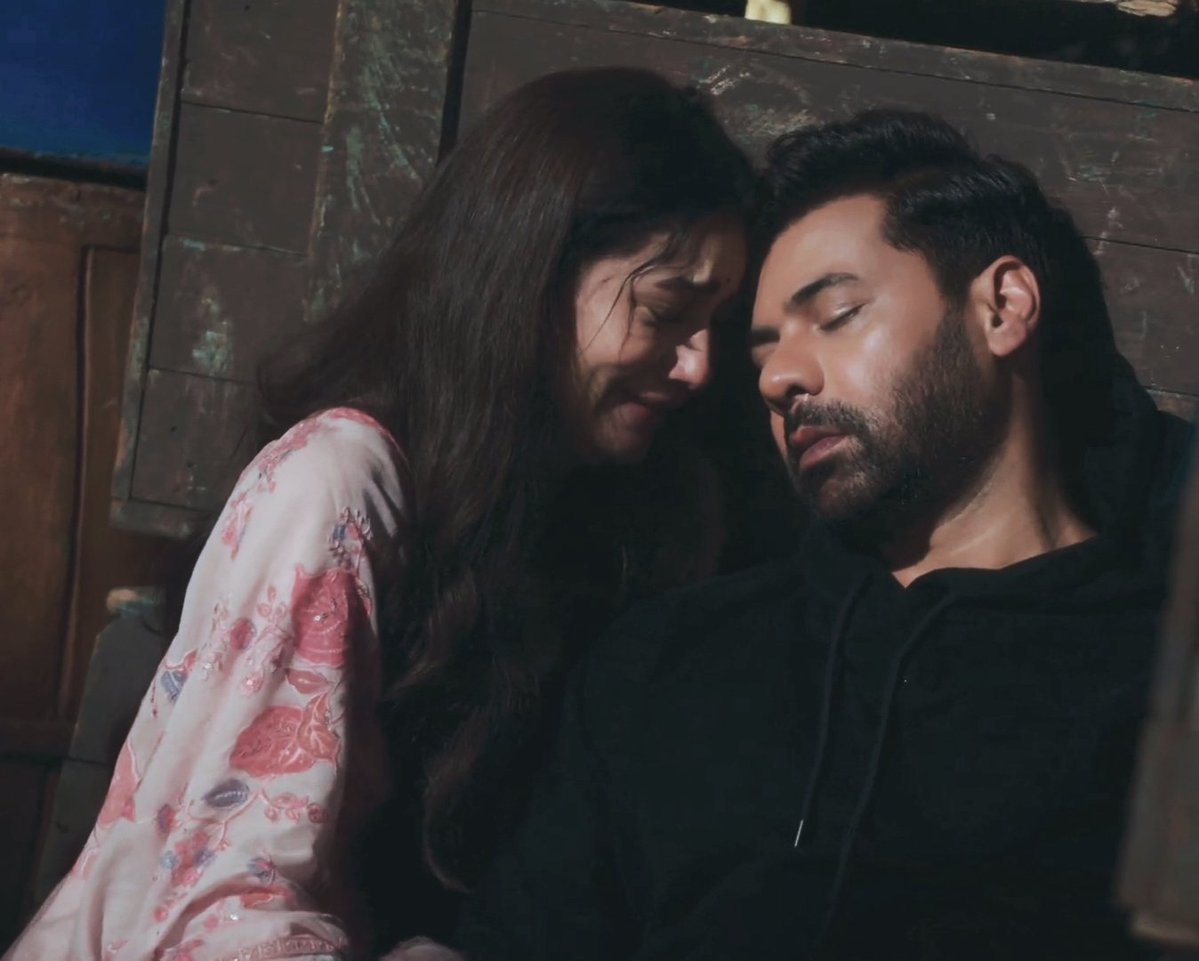 jeevanipandu's tweet photo. The safest place she'd ever found was him..
Imagine how frightening it must've felt when her safest place suddenly needed a saviour.. 🥺💔

Just want to bubble wrap these two &amp; tuck them under my pillow..🥺🤧
#TumDenaSaathMera #ApRakshi https://t.co/7yzmP1FBpG