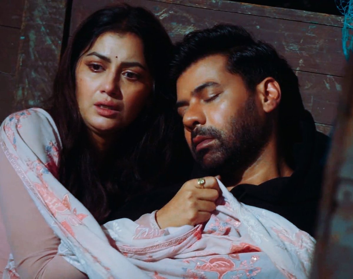 jeevanipandu's tweet photo. The safest place she'd ever found was him..
Imagine how frightening it must've felt when her safest place suddenly needed a saviour.. 🥺💔

Just want to bubble wrap these two &amp; tuck them under my pillow..🥺🤧
#TumDenaSaathMera #ApRakshi https://t.co/7yzmP1FBpG