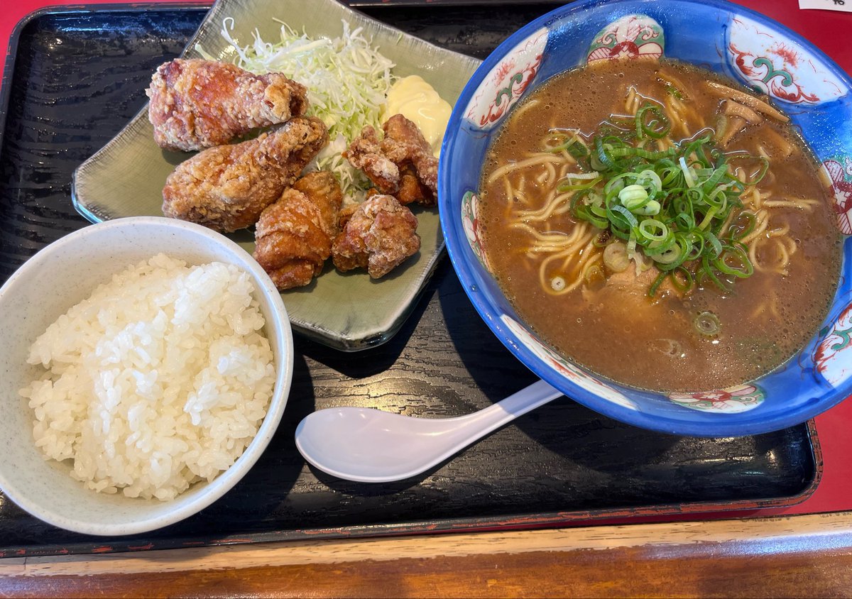 STUDIO_FUKUROU's tweet photo. お昼ラーメンの唐揚げセットにしたの

唐揚げ手羽元だったの
個人的には手羽元じゃない方が良かったけど
メニューの写真より一個多いし何も言わずに頂いた

皆んなは手羽元の方が良い？嫌？ https://t.co/QeHWMlXJh0