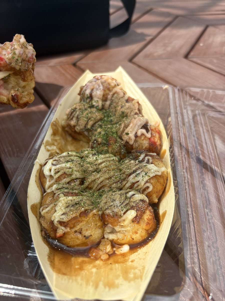 TsudoiA's tweet photo. 帰りに近くのポチのたこ焼きさんで12個入りを頂きました、普通のマヨと明太マヨをチョイス🐙
外で食べたから体の外も暑かったし口の中も熱かったけど美味しかった👍
しばらくは暑くなるので管釣りはお休みだけど曇りで涼しかったら行きたいな🎣 https://t.co/BrfCxVBOyD