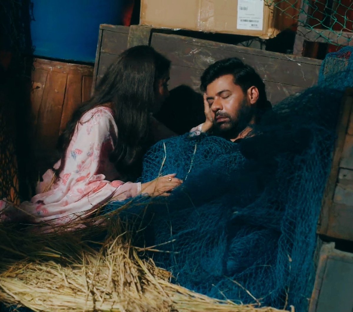 jeevanipandu's tweet photo. The safest place she'd ever found was him..
Imagine how frightening it must've felt when her safest place suddenly needed a saviour.. 🥺💔

Just want to bubble wrap these two &amp; tuck them under my pillow..🥺🤧
#TumDenaSaathMera #ApRakshi https://t.co/7yzmP1FBpG