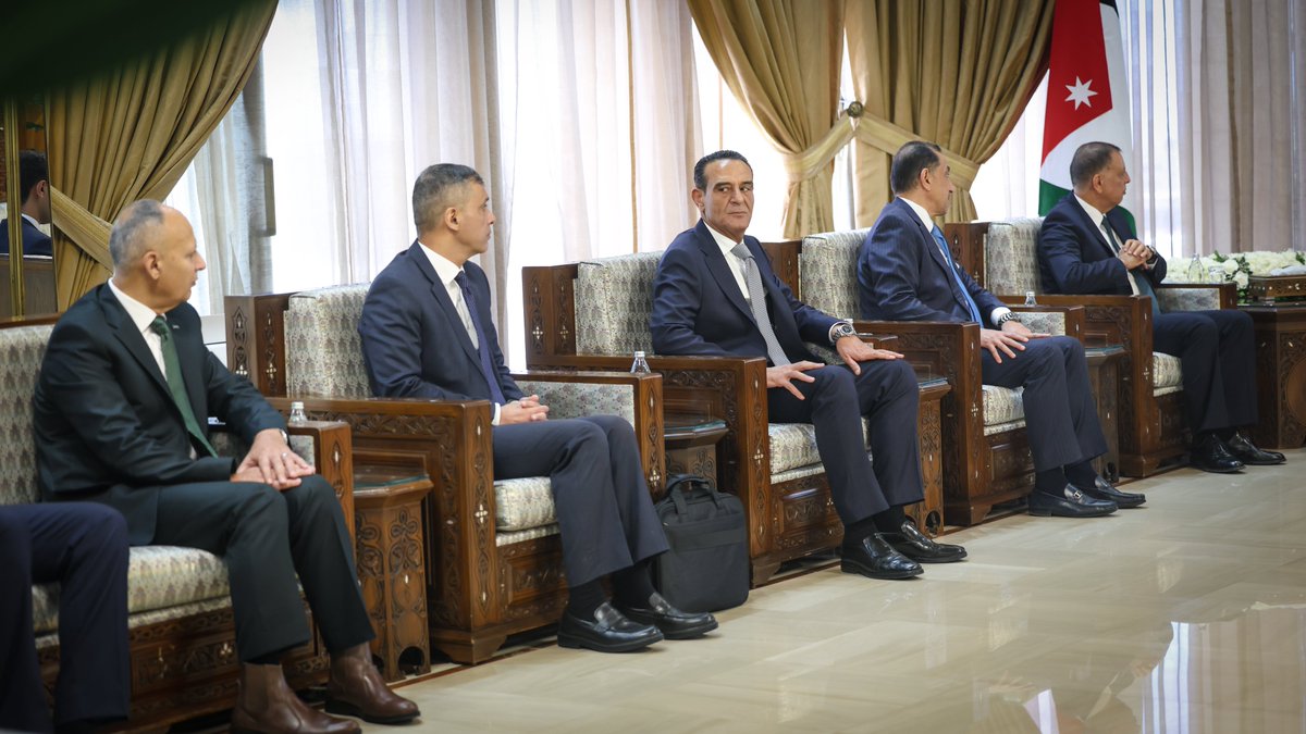 syrianmoi's tweet photo. استقبل وزير الداخلية المهندس أنس خطاب، بحضور معاونه وعدد من مديري الإدارات المركزية، معالي وزير الداخلية الأردني السيد مازن عبد الله هلال الفراية والوفد المرافق له.

وجرى خلال اللقاء بحث عدد من الملفات ذات الاهتمام المشترك، ومناقشة سبل تعزيز التعاون والتنسيق الأمني بين وزارتي الداخلية، بما يخدم مصالح البلدين والشعبين الشقيقين، ويدعم ركائز الأمن والاستقرار.

#الجمهورية_العربية_السورية 
#وزارة_الداخلية