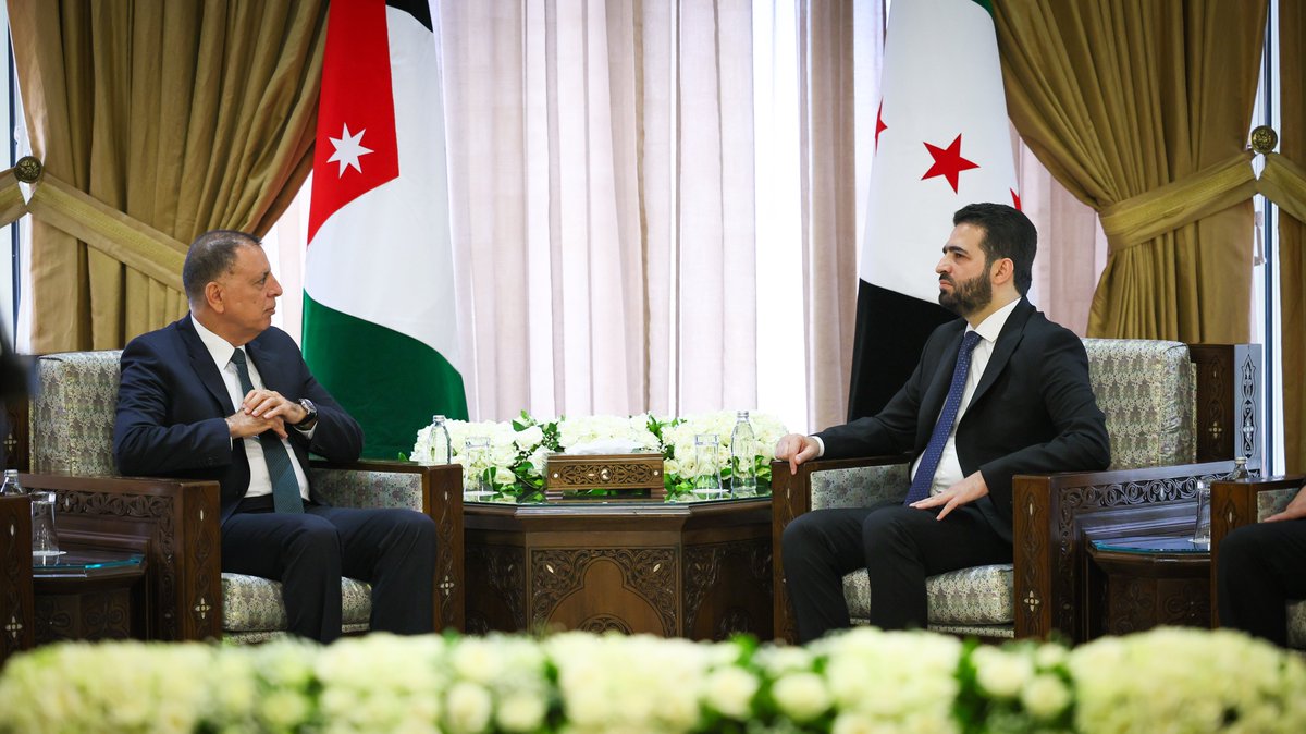 syrianmoi's tweet photo. استقبل وزير الداخلية المهندس أنس خطاب، بحضور معاونه وعدد من مديري الإدارات المركزية، معالي وزير الداخلية الأردني السيد مازن عبد الله هلال الفراية والوفد المرافق له.

وجرى خلال اللقاء بحث عدد من الملفات ذات الاهتمام المشترك، ومناقشة سبل تعزيز التعاون والتنسيق الأمني بين وزارتي الداخلية، بما يخدم مصالح البلدين والشعبين الشقيقين، ويدعم ركائز الأمن والاستقرار.

#الجمهورية_العربية_السورية 
#وزارة_الداخلية
