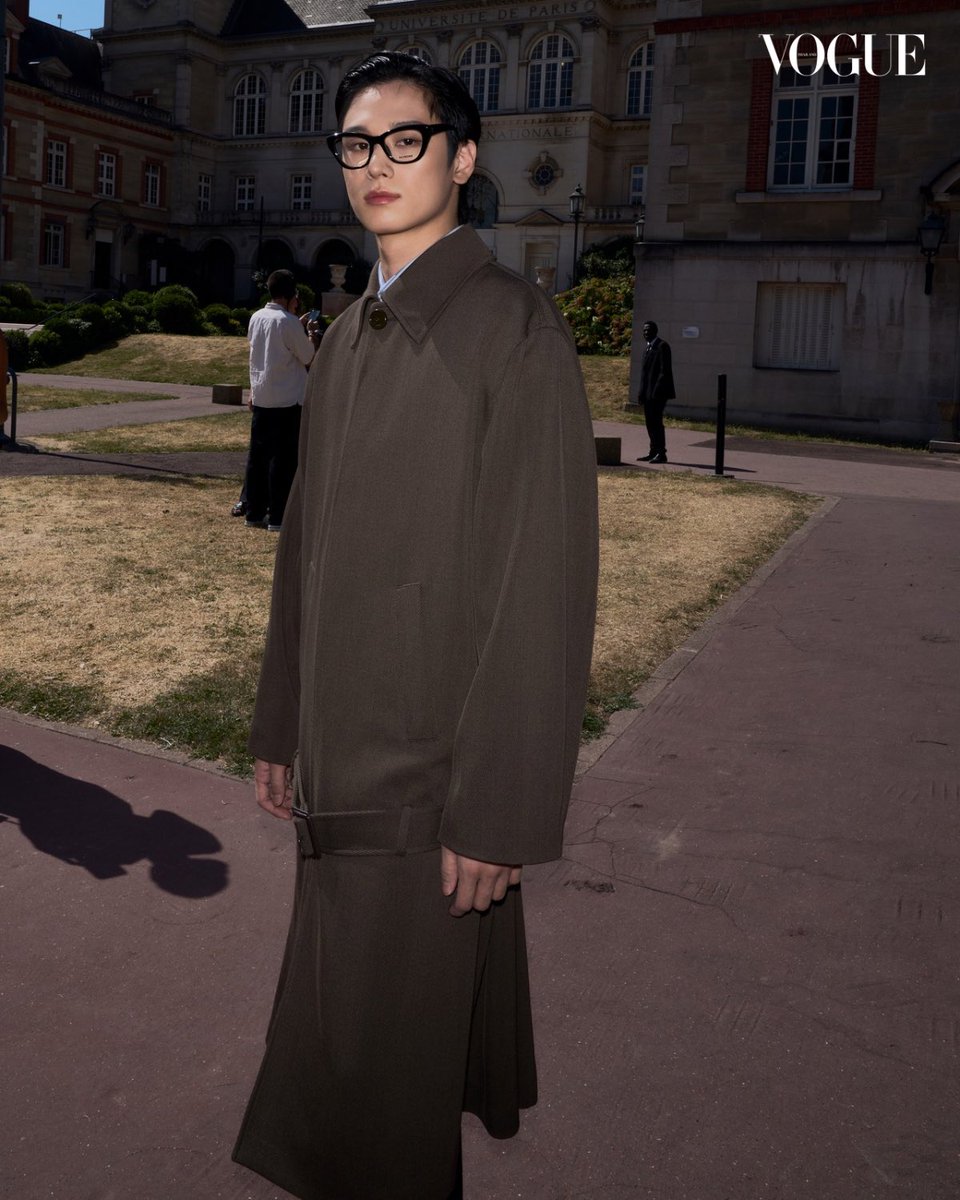 VogueThailand's tweet photo. #VogueFashionWeek เปิดภาพเหล่าเซเลบริตี้ที่มาชมโชว์ Balenciaga คอลเล็กชั่นโอตกูตูร์ครั้งที่ 55 ภายใต้การสร้างสรรค์ของ ‘Pierpaolo Piccioli’ นำโดยแบรนด์แอมบาสเดอร์คนสำคัญ ‘Juyeon’ ตามมาด้วย Friend of the House อย่าง ‘Hudson Williams’, ‘Lily Collins’, ‘Danielle Deadwyler’, ‘Cynthia Erivo’ รวมถึงแขกฟรอนต์โรว์อย่าง ‘Anna Wintour’,  ‘Hugo Ekitike’, ‘Teyana Taylor’ และอีกมากมายที่มาร่วมเป็นส่วนหนึ่งในโมเมนต์สำคัญของแบรนด์ ณ กรุงปารีส ประเทศฝรั่งเศส #Balenciaga55thCouture #BalenciagaCouture #Balenciaga

Photo by @namesync7