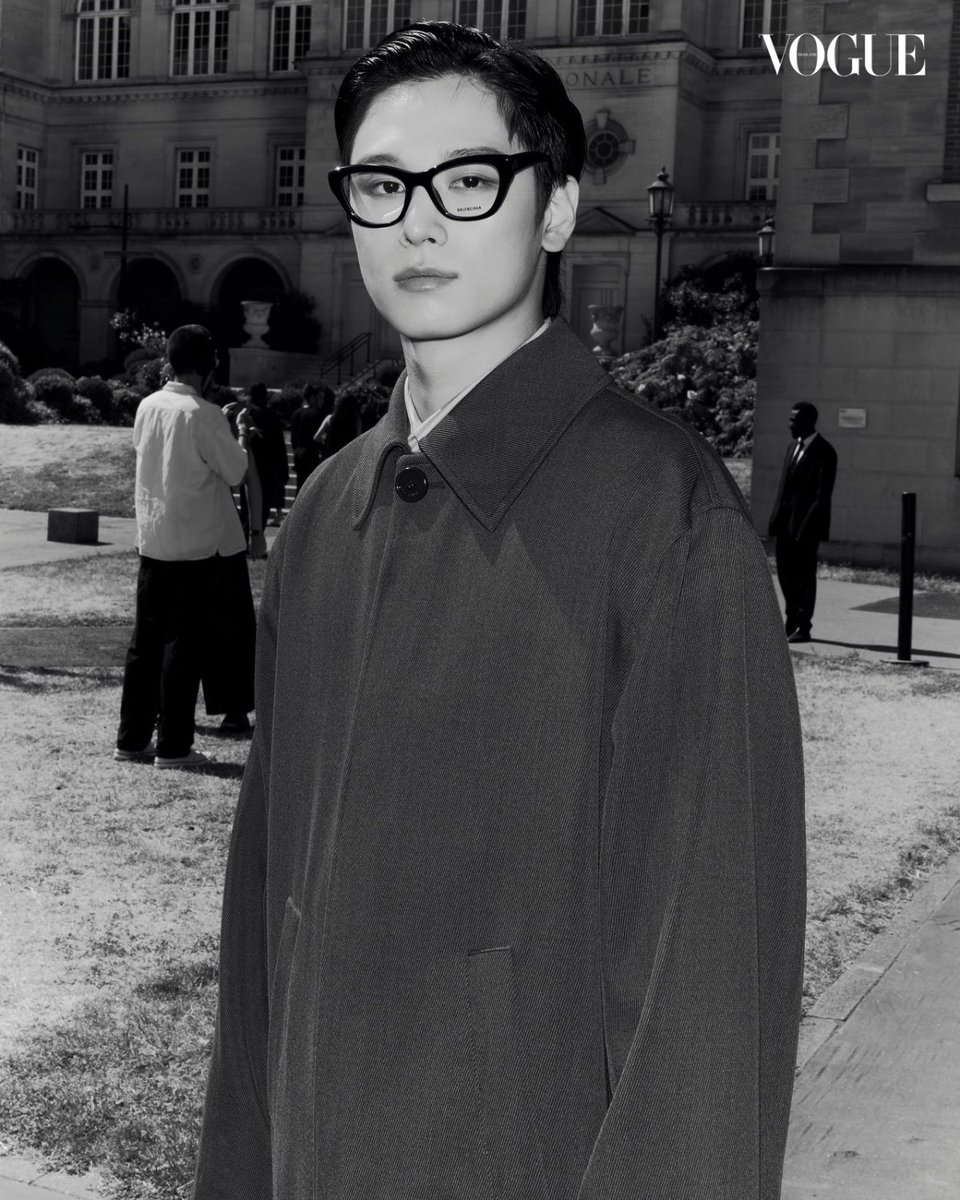 VogueThailand's tweet photo. #VogueFashionWeek เปิดภาพเหล่าเซเลบริตี้ที่มาชมโชว์ Balenciaga คอลเล็กชั่นโอตกูตูร์ครั้งที่ 55 ภายใต้การสร้างสรรค์ของ ‘Pierpaolo Piccioli’ นำโดยแบรนด์แอมบาสเดอร์คนสำคัญ ‘Juyeon’ ตามมาด้วย Friend of the House อย่าง ‘Hudson Williams’, ‘Lily Collins’, ‘Danielle Deadwyler’, ‘Cynthia Erivo’ รวมถึงแขกฟรอนต์โรว์อย่าง ‘Anna Wintour’,  ‘Hugo Ekitike’, ‘Teyana Taylor’ และอีกมากมายที่มาร่วมเป็นส่วนหนึ่งในโมเมนต์สำคัญของแบรนด์ ณ กรุงปารีส ประเทศฝรั่งเศส #Balenciaga55thCouture #BalenciagaCouture #Balenciaga

Photo by @namesync7