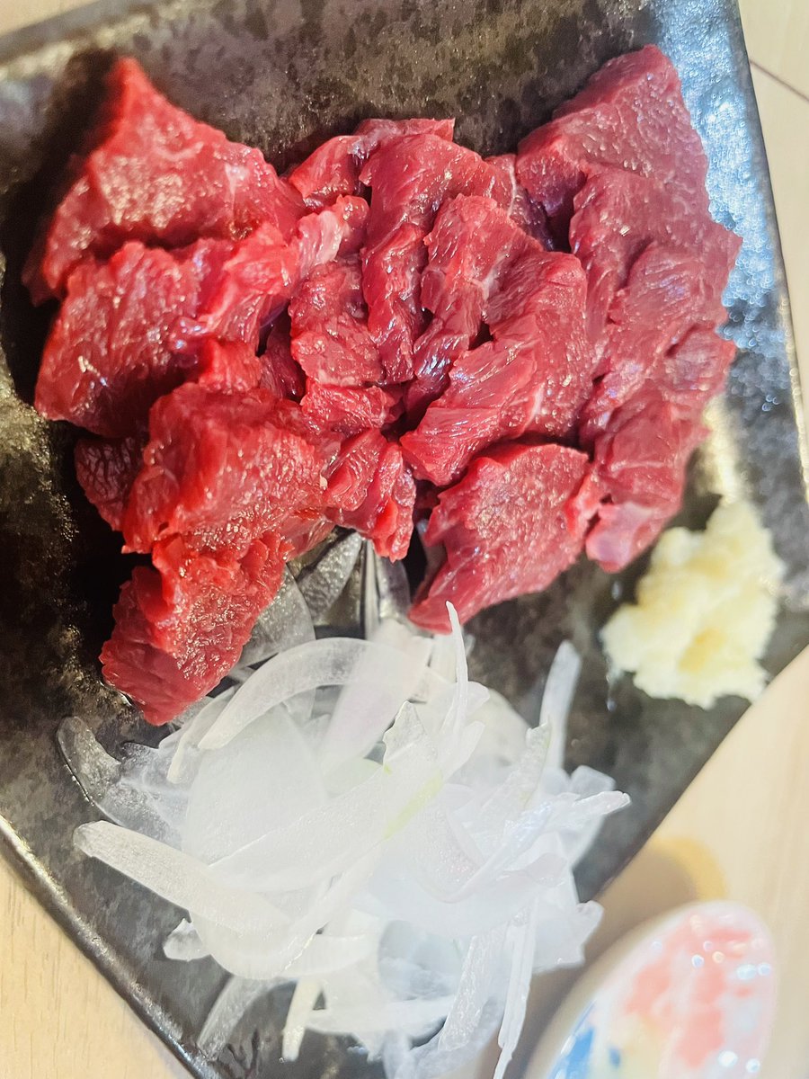 boss_subsub's tweet photo. お    つ    か    れ    さ    ま    で    す    🍻

投資家のお二人の馬刺し会に...

お呼ばれされまして...m(_ _)m

これから色々宜しくお願いします！！！

是非お二人のフォローを🌟
@sweetstrader3   @cafe_investment https://t.co/B4pLB5k2yx