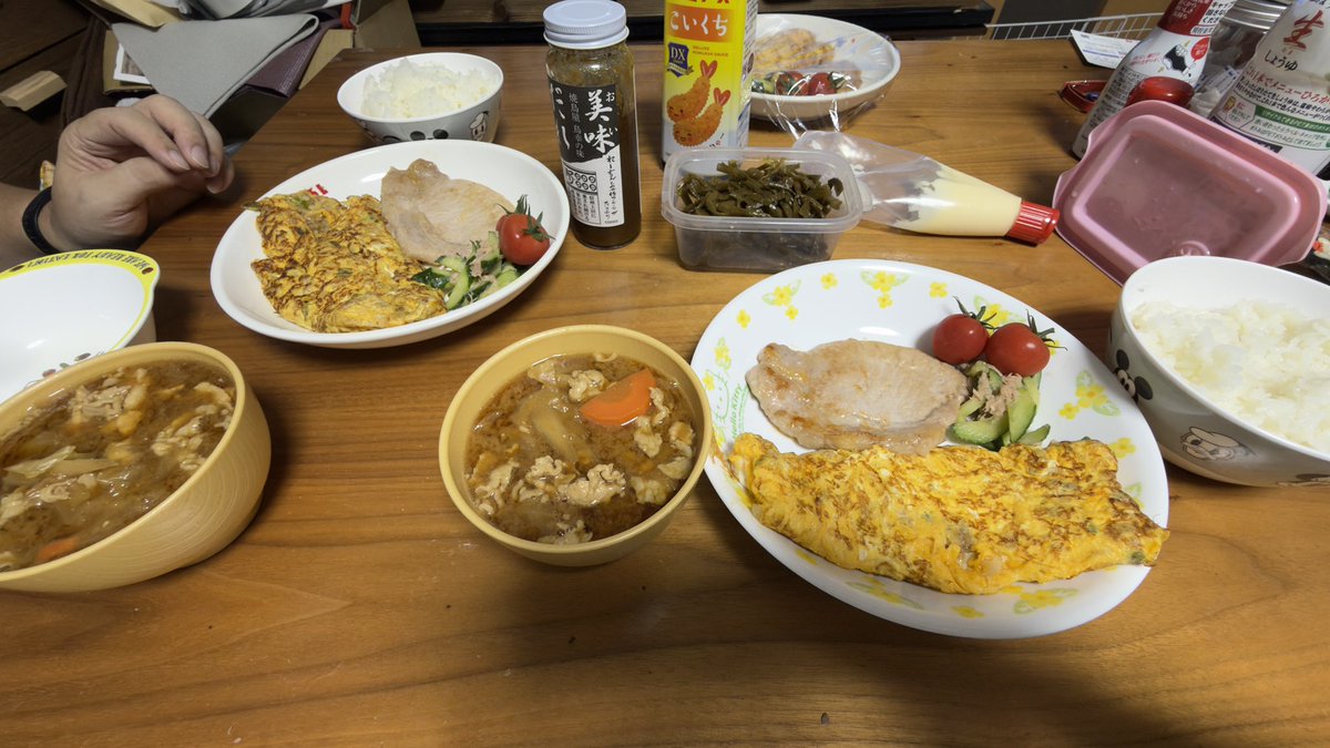 yutchicyoco's tweet photo. 晩ご飯は オムレツ トンテキ😁
豚汁 https://t.co/KuO4CYlHkw