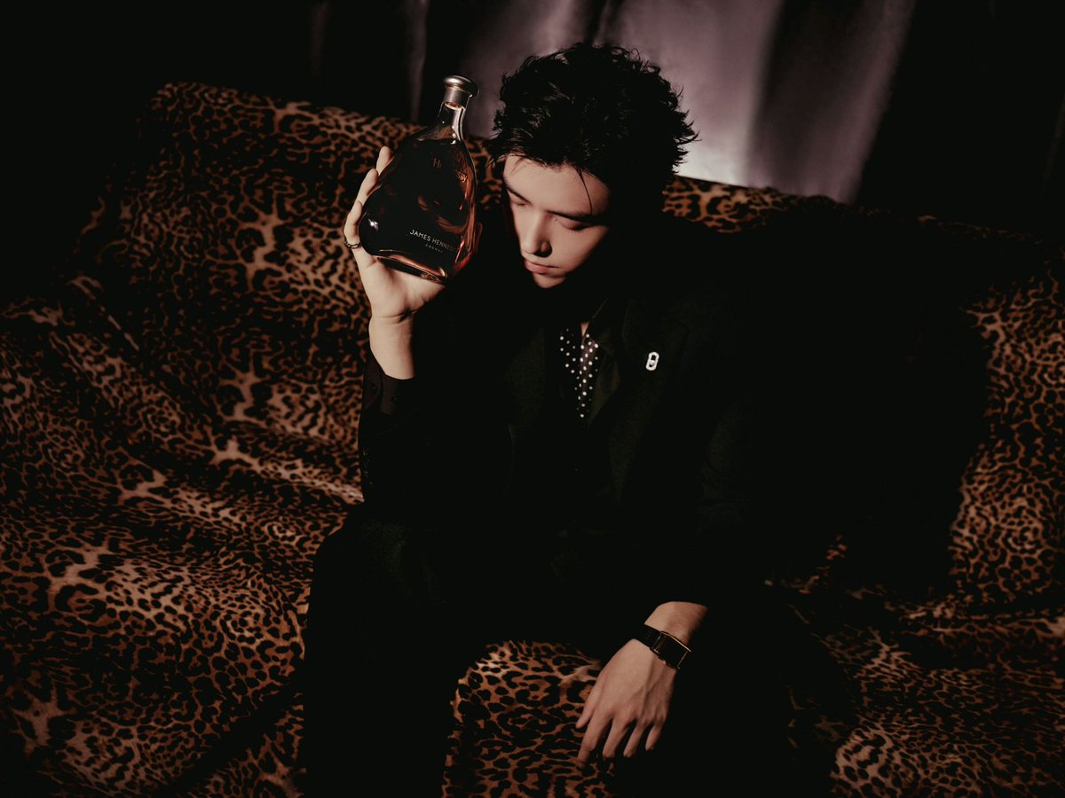 chxnster's tweet photo. ด้วยมรดกที่สืบทอดมากว่าร้อยปี Hennessy ถือกำเนิดขึ้นเพื่อต้อนรับมิตรสหายและคนสำคัญ
ร่วมดื่มด่ำไปกับช่วงเวลานี้ เพื่อส่งมอบความปรารถนาดีอีกครั้งให้กับการพบกันที่ข้ามผ่านขุนเขาและท้องทะเล

#HennessyAmbassadorChenFeiyu 🥃
#เฉินเฟยอวี่  #ArthurChen #陈飞宇 https://t.co/PlGG2iOutM
