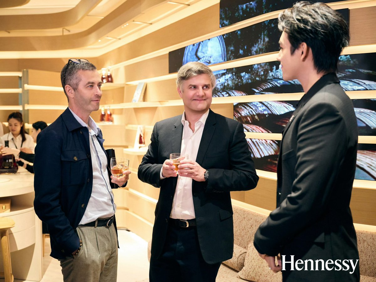 chxnster's tweet photo. ด้วยมรดกที่สืบทอดมากว่าร้อยปี Hennessy ถือกำเนิดขึ้นเพื่อต้อนรับมิตรสหายและคนสำคัญ
ร่วมดื่มด่ำไปกับช่วงเวลานี้ เพื่อส่งมอบความปรารถนาดีอีกครั้งให้กับการพบกันที่ข้ามผ่านขุนเขาและท้องทะเล

#HennessyAmbassadorChenFeiyu 🥃
#เฉินเฟยอวี่  #ArthurChen #陈飞宇 https://t.co/PlGG2iOutM