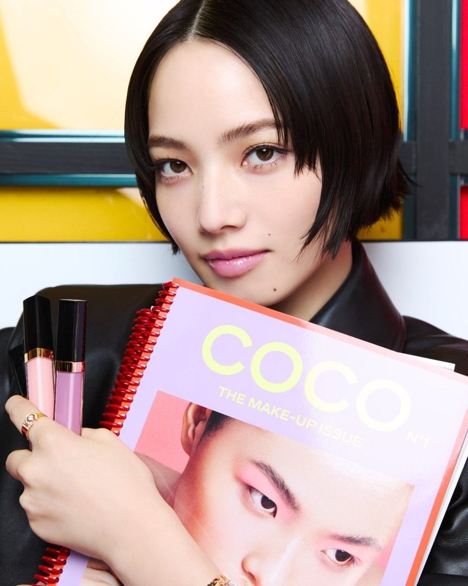 GINZA_magazine's tweet photo. 〈シャネル〉が、新リップグロス「ルージュ ココ イドゥラ グロス」の発売を記念し、3日間限定の「CHANEL RADIO SHINE FM」をオープン。小松菜奈、橋本愛と宮沢氷魚、ちゃんみな、JURIN（XG）、新田真剣佑、豊田裕大がラジオの収録に参加した。 
https://t.co/a6zmAvVsZ9 https://t.co/2Mh1YnoDUv