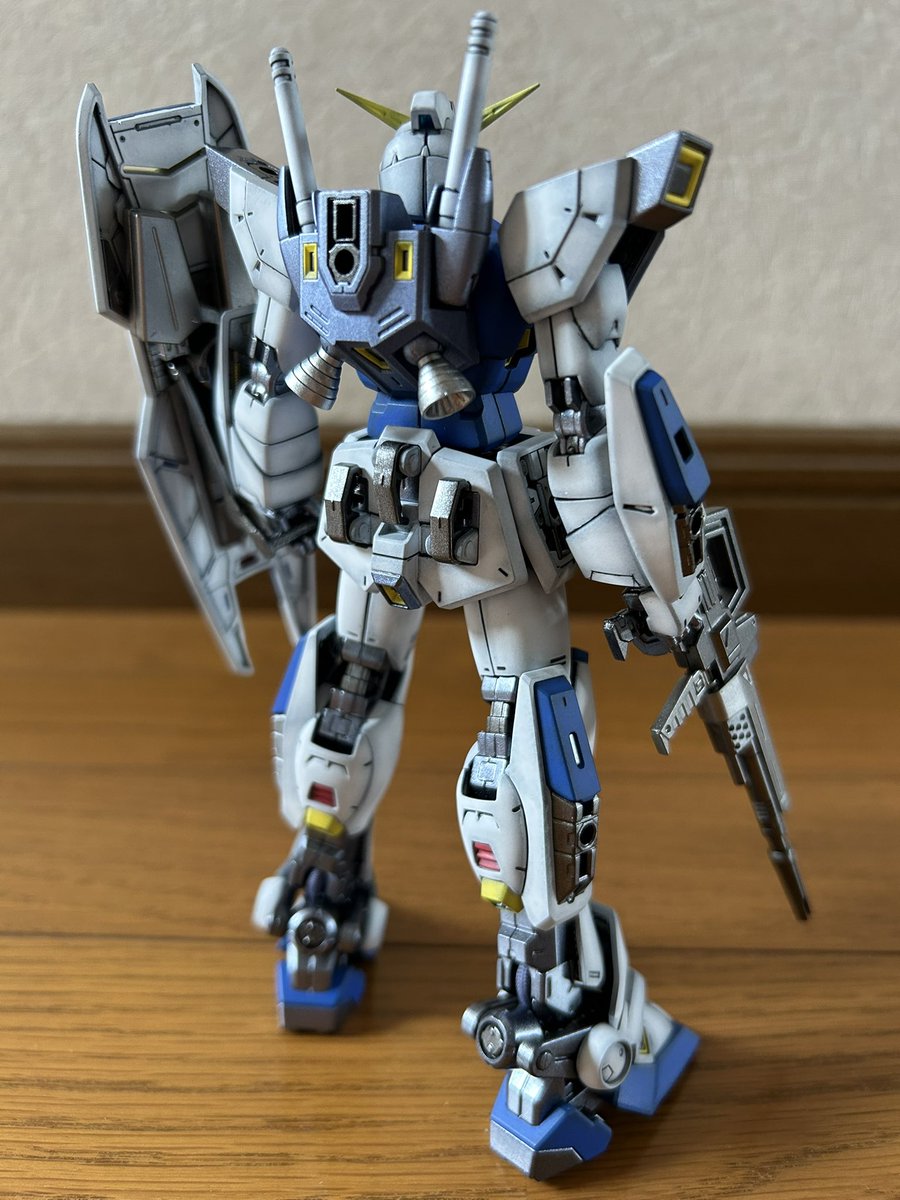 ExiaRainlu3h's tweet photo. 先日製作したMG ガンダムF90です。ミッションパックを装備する為、ハードポイント部分の装甲を外した状態で製作しました。

フレームはスターブライトシルバーにクリアブルー、クリアパープルを混ぜた物とスターブライトアイアンの2色を使用。外装は黒立ち上げ、ビームライフルはスターブライトアイアンとスターブライトジュラルミンで塗装してます。

リプ欄に続きます

#ガンダムF90
#ガンプラ