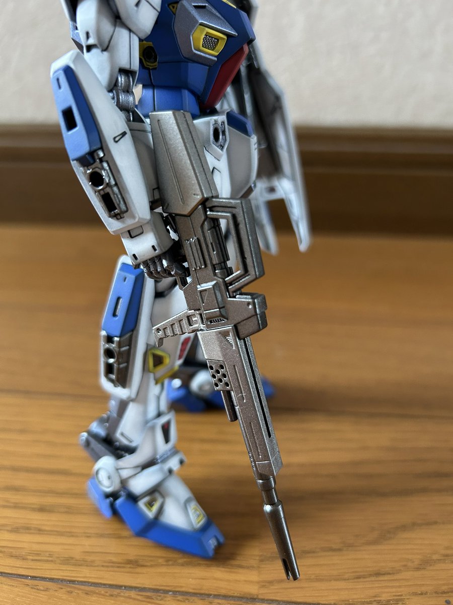 ExiaRainlu3h's tweet photo. 先日製作したMG ガンダムF90です。ミッションパックを装備する為、ハードポイント部分の装甲を外した状態で製作しました。

フレームはスターブライトシルバーにクリアブルー、クリアパープルを混ぜた物とスターブライトアイアンの2色を使用。外装は黒立ち上げ、ビームライフルはスターブライトアイアンとスターブライトジュラルミンで塗装してます。

リプ欄に続きます

#ガンダムF90
#ガンプラ