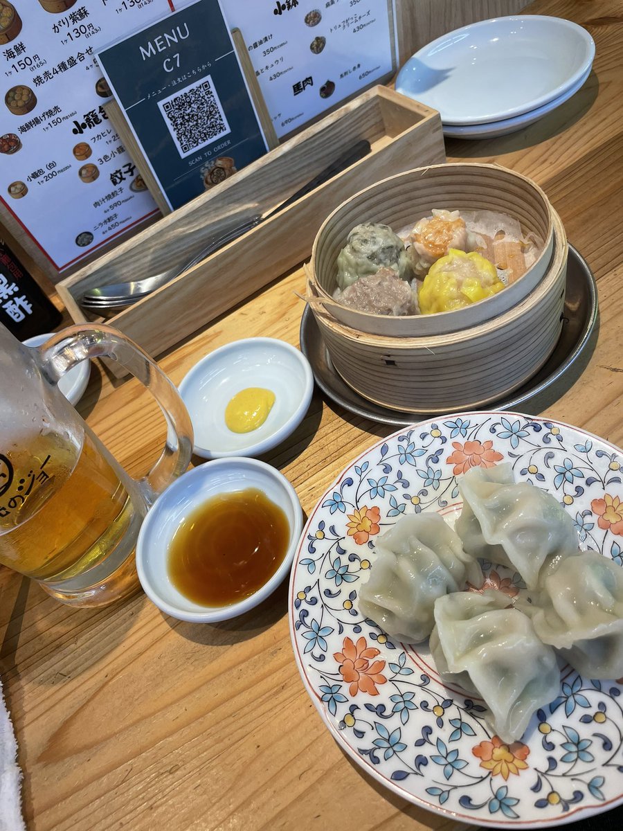 tuchiko417's tweet photo. 一軒めは焼売のお店🥳 https://t.co/nnsqaeqC99