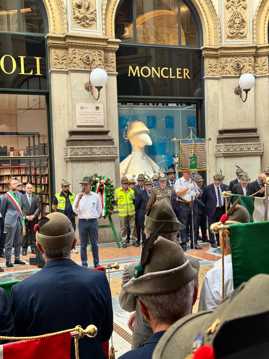 ana_web's tweet photo. L’Ana festeggia il 107° anniversario di fondazione 🔗https://t.co/OnSl4P967b via @lalpino.net #alpini #associazionenazionalealpini #107anniversario #milano https://t.co/rvq4vI285Z