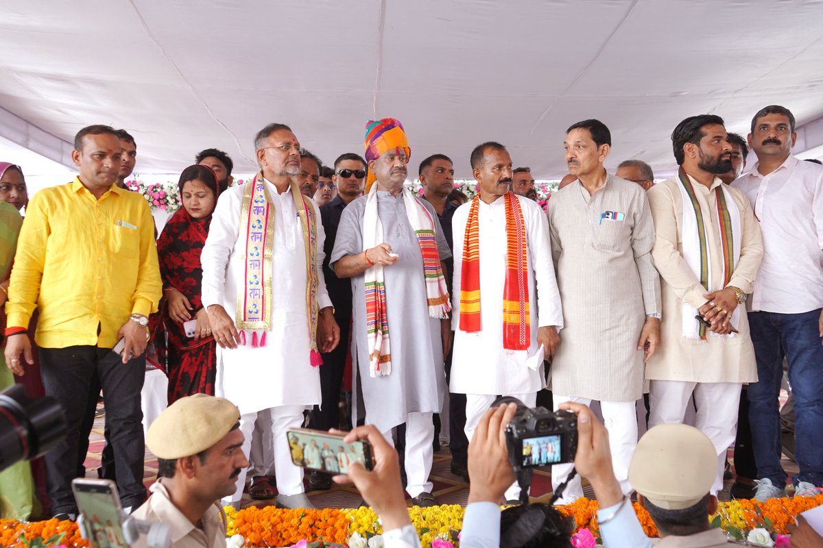 ombirlakota's tweet photo. संसदीय क्षेत्र कोटा के खातौली में 71 करोड़ रुपए की लागत से विभिन्न विकास कार्यों के लोकार्पण एवं शिलान्यास का अवसर मिला। क्षेत्र के विभिन्न गांवों को जोड़ने वाली नई सड़कों, पुलियाओं के जीर्णोद्धार तथा संपर्क मार्गों के विकास कार्यों की शुरुआत हुई, जिससे क्षेत्र की कनेक्टिविटी को नई गति मिलेगी। साथ ही, जीएसएस, सामुदायिक स्वास्थ्य केंद्र, पेयजल एवं अन्य जनसुविधाओं से जुड़े विकास कार्य ग्रामीण अंचल के समग्र विकास को नई दिशा देंगे और आमजन के जीवन को अधिक सुगम एवं सुविधाजनक बनाएंगे।

#Kota
