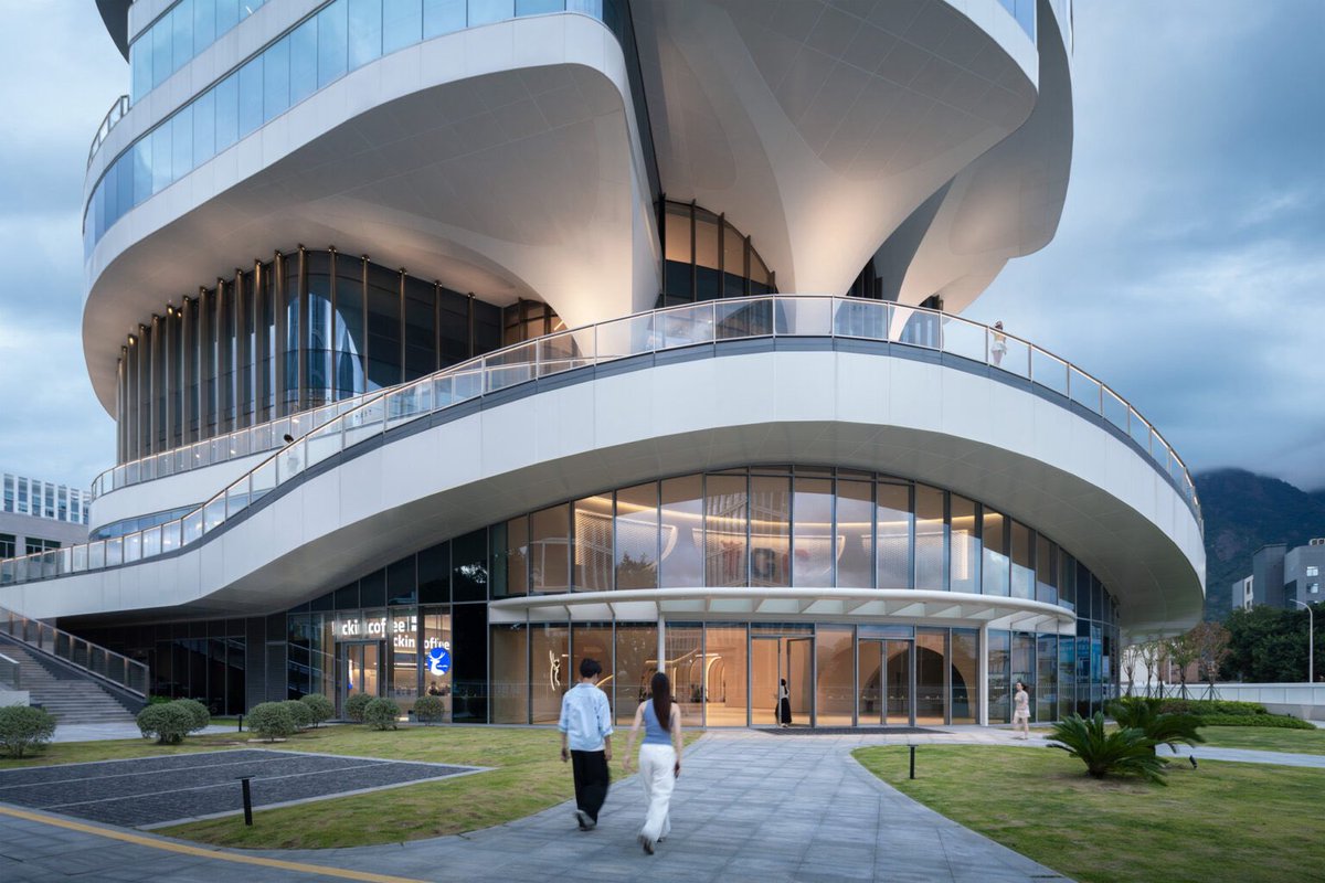 parametricarch's tweet photo. Inspired by Fuzhou’s iconic banyan tree, IGG Tianmeng Tower features a spiralling atrium, cascading terraces, and branch-like cantilevers that create a workplace connected to nature. Designed as IGG’s new headquarters, the tower integrates flexible workspaces with public gardens and collaborative environments.

🎓Subscribe to our newsletter: https://t.co/9dpGXXXWRv