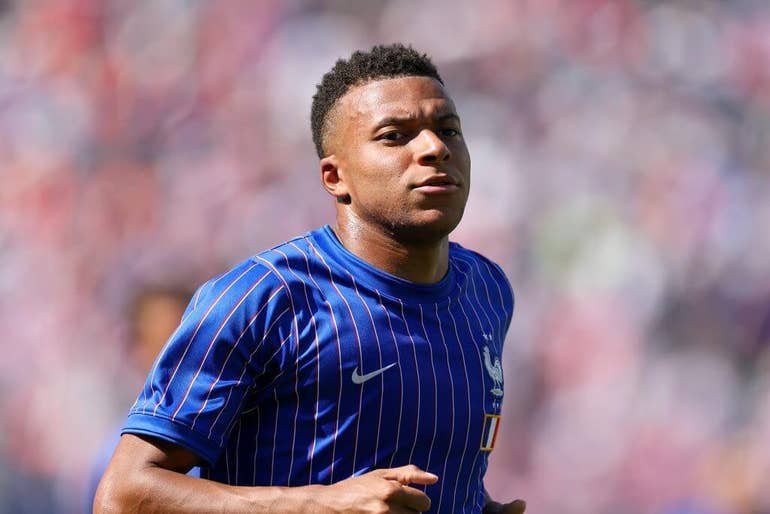 kaivoltix's tweet photo. 🚨 The government of Paraguay has said it “deplores and rejects” comments directed at Kylian Mbappe from Celeste Amarilla, the senator who is now demanding an apology from the France striker after he accused her of racism.

Mbappe said Amarilla’s remarks were “despicable” and “racist” after she called the France captain a “colonised Cameroonian” following the World Cup last-16 match between the two nations on Saturday.