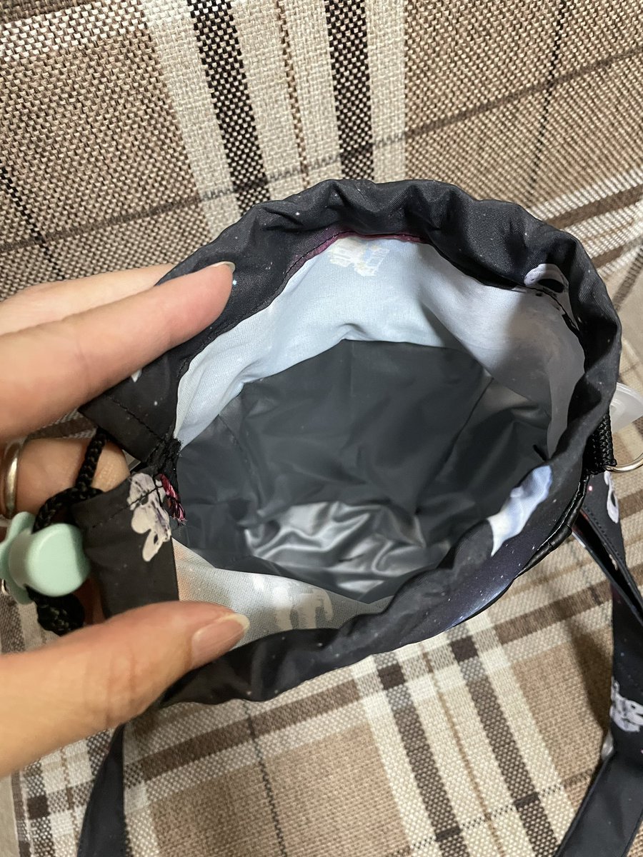 oriexyz's tweet photo. セリアに面白いエイリアンの生地が売ってたからペットボトルホルダー作った。中はちゃんと保冷、保温シート。スマホも入るし透明ポケットでぬいぐるみも見せれる。息子達のサッカー見る時に使おー。 #ハンドメイド https://t.co/Q2EkuokoNN