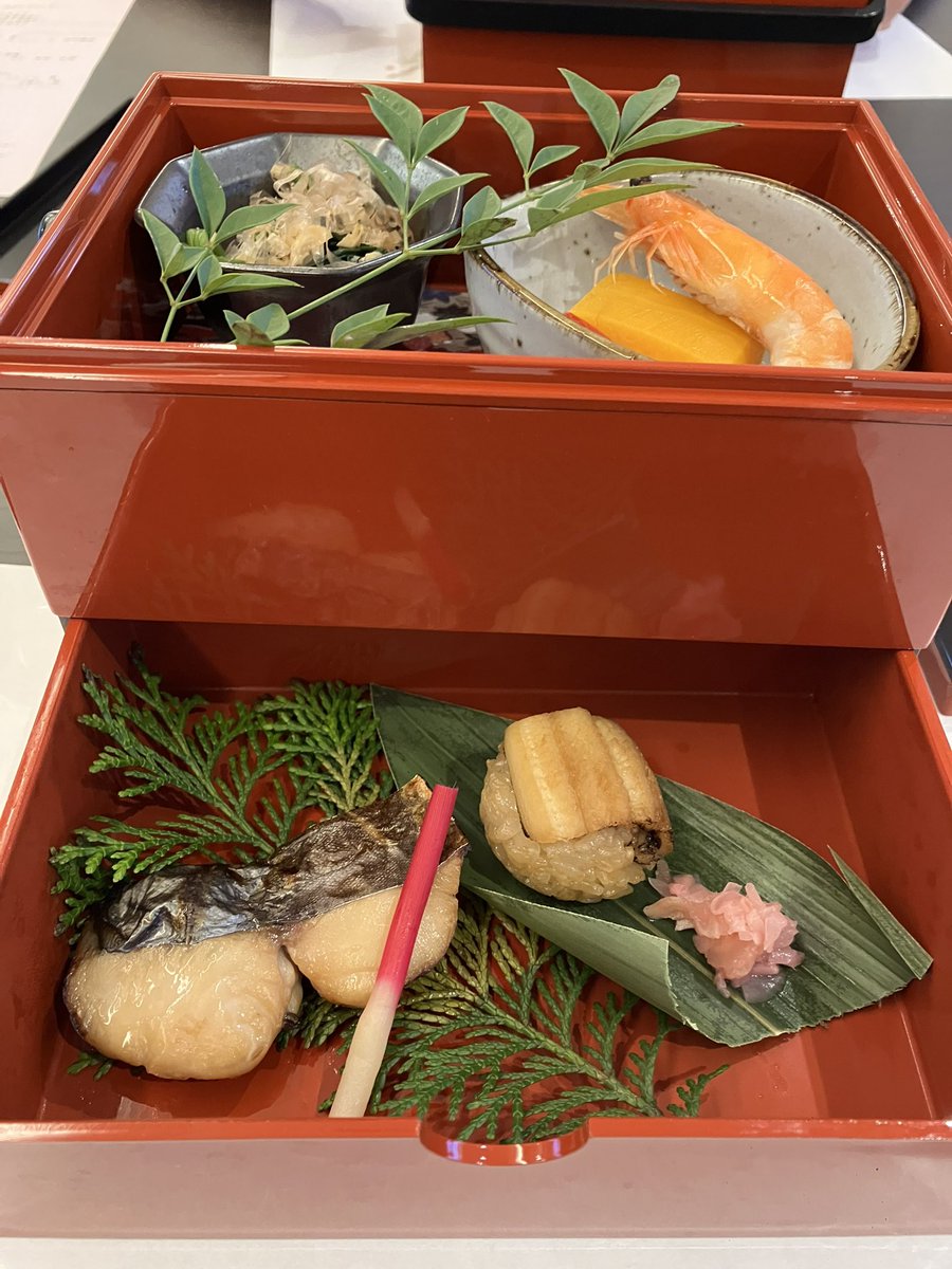 leana0502's tweet photo. お部屋で寛ぐ犬、晩ご飯は会席、展望レストランでのドヤ顔の犬、ハーフバイキングな朝ご飯、の合間に三回温泉に浸かる人間（笑） https://t.co/aXowOiLQSO