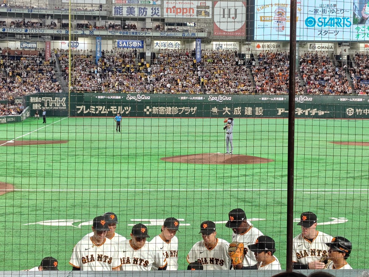 alltimealltime's tweet photo. プロ野球「セ・リーグ公式戦  7月8日【巨人vs阪神】」。円陣を組んだ直後の攻撃。負けてるのに先頭打者の投手に代打を出して何とかしようとしなかったのが全てだと思う。次の守りに続投した投手は複数ランナーを残して交代、２番手は押し出し。負けてもいいやって感じる。試合途中だけどツライ。 https://t.co/4jUeffGVCd