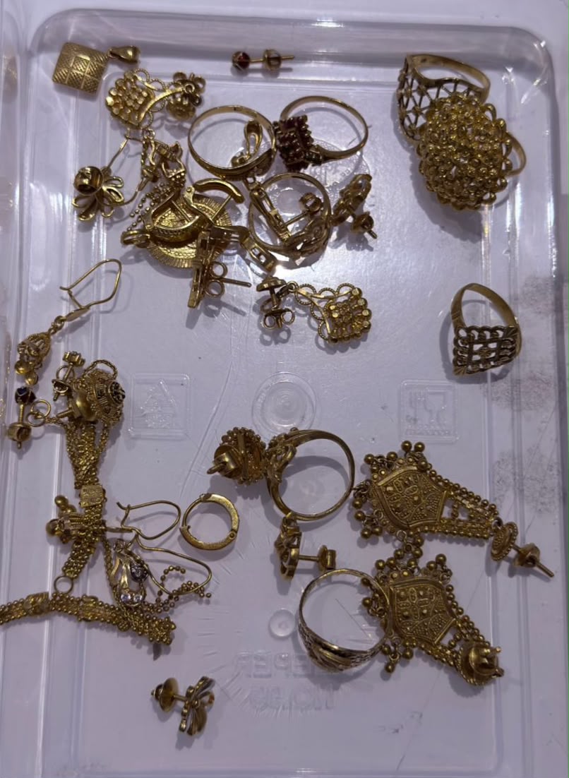 Ahmd_Customs's tweet photo. Officers of Ahmedabad Customs intercepted a female passenger arriving from Abu Dhabi  and seized 729 gram of 22K/18K gold jewellery, valued at ₹98.79 lakh, concealed in her purse and beneath her garments. Further investigation is underway. https://t.co/Hcf2ewJGVS