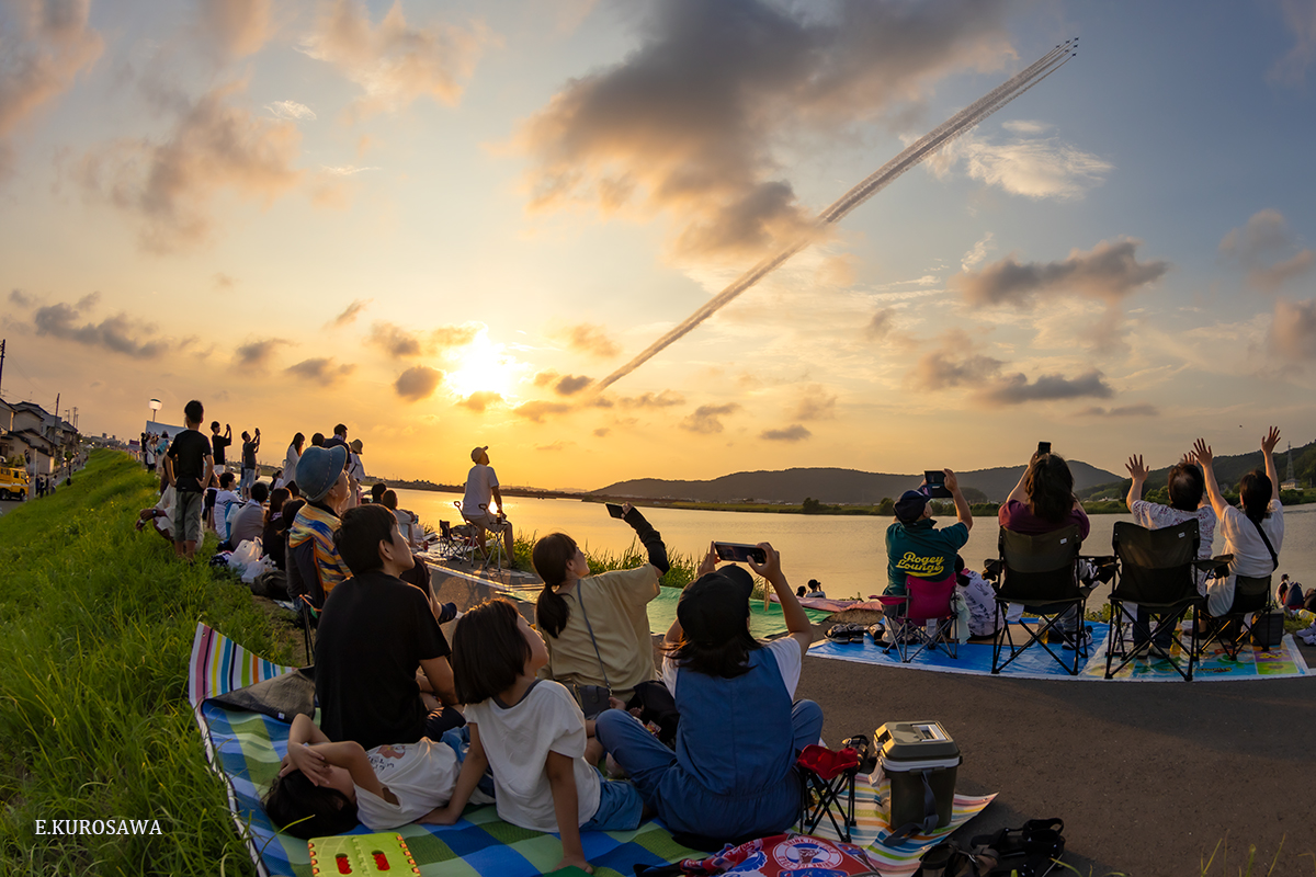 acekuro8's tweet photo. 今日の一枚～～2286
黄昏のブルーインパルス
石巻川開き祭り
夏、花火大会 河川敷に集まる地元の皆様、
見上げる夕焼け空にはブルーが舞う
感動の歓声が会場に響いた！
シャッターを切りながら涙があふれた、泣き虫な私😂
2023/8月撮影 https://t.co/SZG8wvmjZH