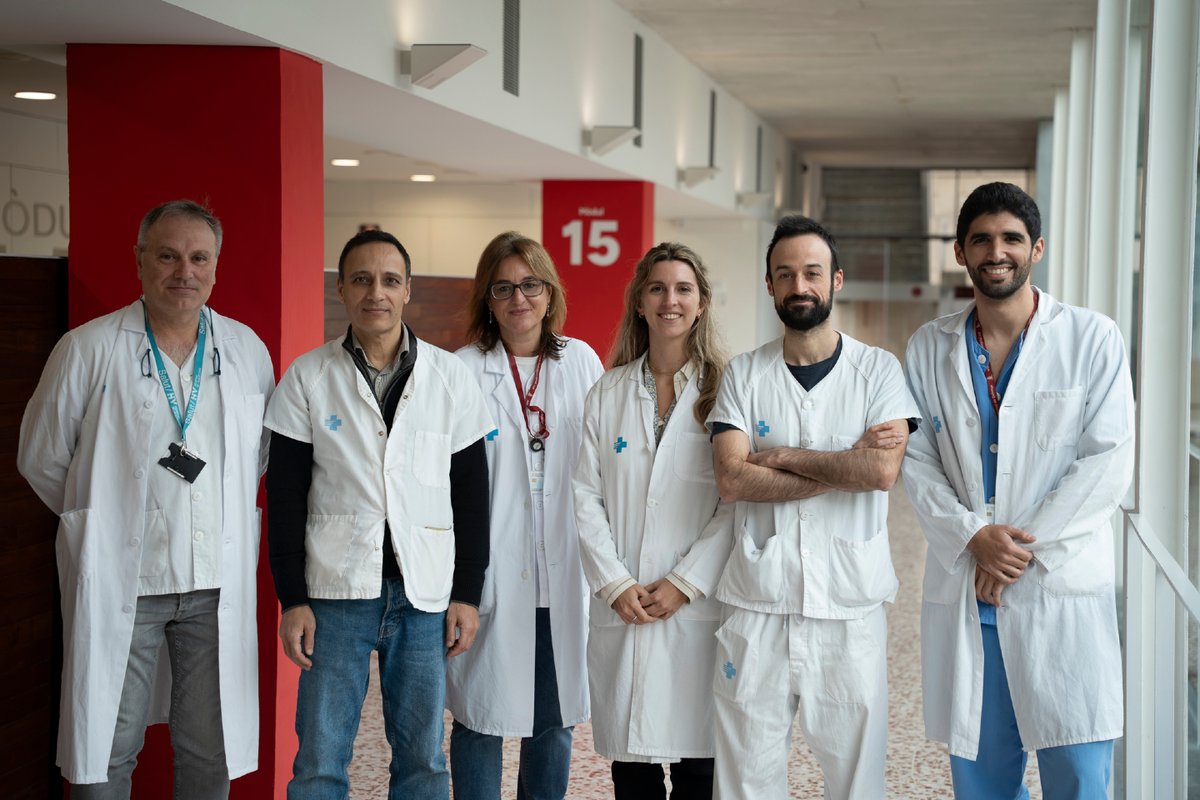 hbellvitge's tweet photo. 💥 💥 Què passa quan una persona amb migranya ja ha provat tots els tractaments preventius disponibles... i cap funciona?

Fins ara, aquesta era una pregunta sense resposta.

Ara, un estudi liderat per l'Hospital de Bellvitge i l'@idibell_cat mostra que prop d'un 30% de les persones amb migranya més difícil de tractar redueixen a la meitat els dies de migranya amb atogepant, un dels tractaments preventius més nous.

🧠 És el primer estudi multicèntric en pràctica clínica real que avalua aquest tractament en persones en què ja havien fracassat els anticossos monoclonals anti-CGRP.

A Catalunya, la migranya afecta prop de 900.000 persones i és una de les principals causes de discapacitat entre els adults joves.

🔬 La recerca, coordinada des de la Unitat de Cefalees de Bellvitge amb la participació de 17 hospitals, aporta nova evidència per orientar el tractament dels casos més complexos.

🔗 Més informació: https://t.co/L8oK15lbS2

#HospitalBellvitge #IDIBELL #Migranya #Neurologia #Recerca #Salut #Innovació #Cefalea