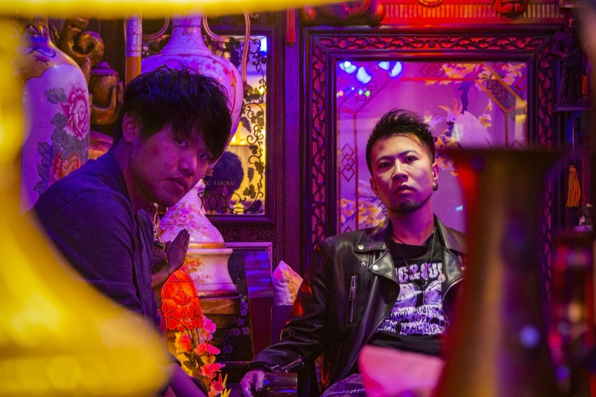 denkou_secca's tweet photo. 実は我々、2019年に初めて宣材写真を撮ろうとなり、場所をお借り致しました。我々のデザインとあの混沌とした雰囲気が合うのでは?とわんこ堂さん(@wankodo_andy)にご提案頂きました。蜷川実花×今敏作品のような、最高の世界観、ありがとうございました。
#最後の50セント https://t.co/OlHS2qGiJt