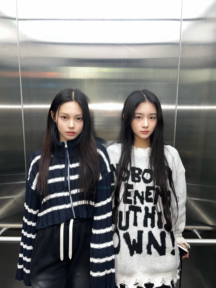 Raining_080309's tweet photo. #티나 #아코 🩵💚 https://t.co/RRFFdsQSwu