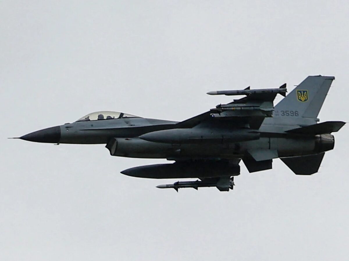 front_ukrainian's tweet photo. ❗️Ukrainian aviation channels are reporting that today a 🇷🇺Russian Su-35 fighter jet was shot down by a 🇺🇦Ukrainian fighter in an air battle. https://t.co/CDjvhb8Iud