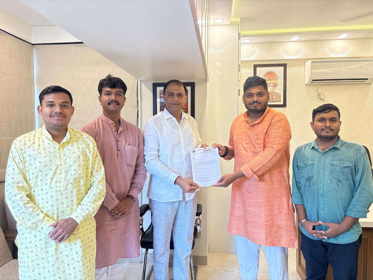 ABVPVidarbha's tweet photo. अखिल भारतीय विद्यार्थी परिषदेच्या महाराष्ट्र राज्य शिष्टमंडळाने विविध शैक्षणिक प्रश्नांच्या अनुषंगाने महाराष्ट्र राज्य शालेय शिक्षण राज्यमंत्री डॉ. पंकज भोयर यांची भेट घेतली. यावेळी विद्यार्थ्यांशी व शिक्षण क्षेत्राशी संबंधित विविध विषयांवर सविस्तर चर्चा करण्यात आली तसेच संबंधित मागण्या व सूचना समाविष्ट असलेले निवेदन त्यांना सादर करण्यात आले. यावेळी पश्चिम महाराष्ट्र प्रदेशमंत्री अथर्व कुलकर्णी, देवगिरी प्रदेशमंत्री @Varunraj_n , विदर्भ प्रदेशमंत्री @devgotarkar यांचा समावेश होता.

#ABVP