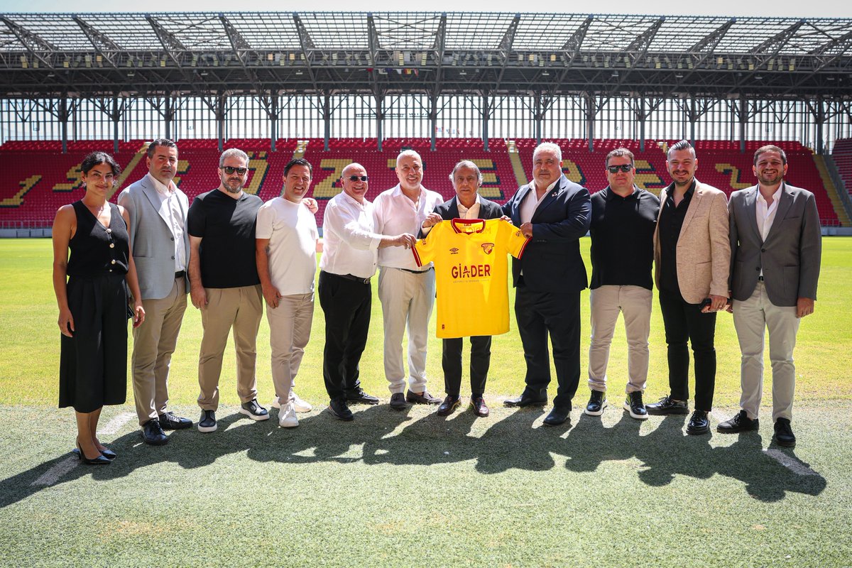 Goztepe's tweet photo. GİADER U19 TAKIMIMIZIN FORMA GÖĞÜS-KOL SPONSORU OLDU

Kulübümüz, camiamızın önemli oluşumlarından Göztepeli İş İnsanları Derneği (GİADER) ile iş birliği anlaşması imzaladı.

Camiamızda ilk ve öncü niteliği taşıyan bu iş birliği kapsamında GİADER, Avrupa’da mücadele edecek U19 Takımımızın göğüs ve kol sponsoru oldu.

https://t.co/Y56W0aul0i

#Göztepe