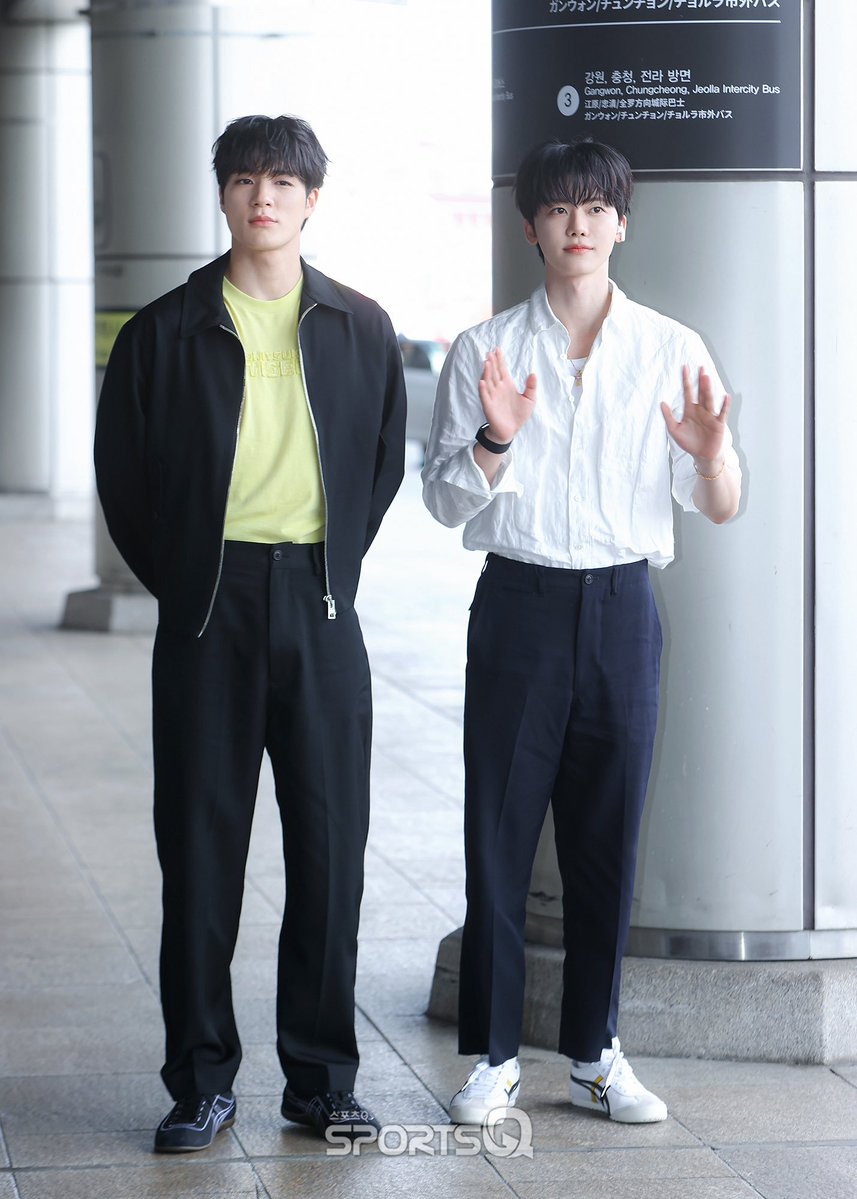 silence423_nm's tweet photo. just 2 cm???🤔 https://t.co/cX2jpqafJM