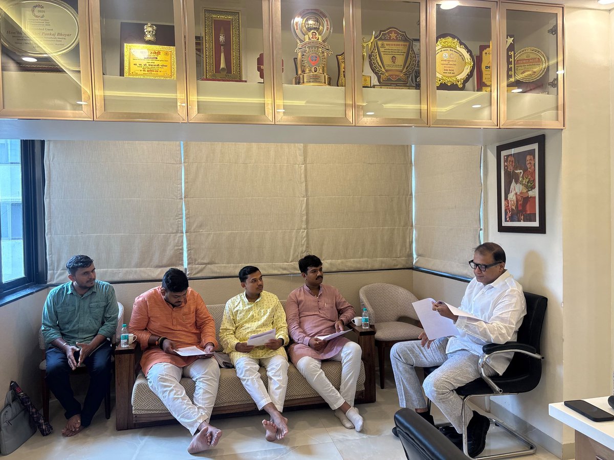 ABVPVidarbha's tweet photo. अखिल भारतीय विद्यार्थी परिषदेच्या महाराष्ट्र राज्य शिष्टमंडळाने विविध शैक्षणिक प्रश्नांच्या अनुषंगाने महाराष्ट्र राज्य शालेय शिक्षण राज्यमंत्री डॉ. पंकज भोयर यांची भेट घेतली. यावेळी विद्यार्थ्यांशी व शिक्षण क्षेत्राशी संबंधित विविध विषयांवर सविस्तर चर्चा करण्यात आली तसेच संबंधित मागण्या व सूचना समाविष्ट असलेले निवेदन त्यांना सादर करण्यात आले. यावेळी पश्चिम महाराष्ट्र प्रदेशमंत्री अथर्व कुलकर्णी, देवगिरी प्रदेशमंत्री @Varunraj_n , विदर्भ प्रदेशमंत्री @devgotarkar यांचा समावेश होता.

#ABVP