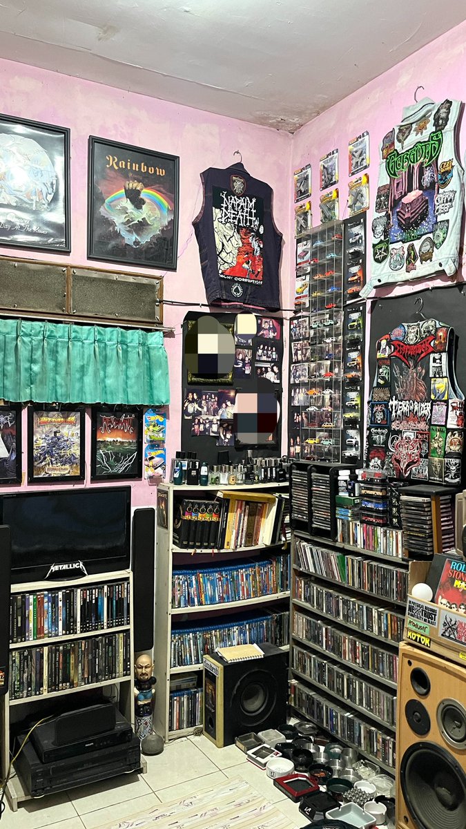 craviteenz's tweet photo. jangan ditanya gue dapet jiwa hardcore fangirling &amp; collecting dr mana, this is my dad's personal room btw😹 https://t.co/qgnAY7m3FD