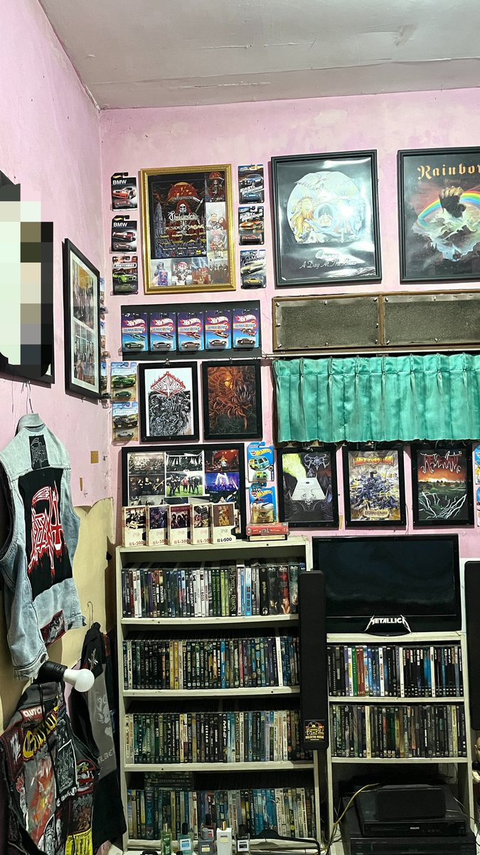 craviteenz's tweet photo. jangan ditanya gue dapet jiwa hardcore fangirling &amp; collecting dr mana, this is my dad's personal room btw😹 https://t.co/qgnAY7m3FD