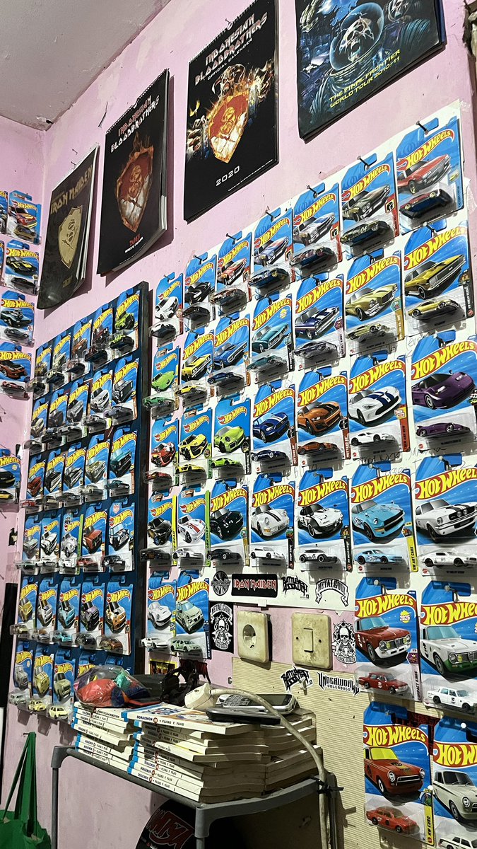 craviteenz's tweet photo. jangan ditanya gue dapet jiwa hardcore fangirling &amp; collecting dr mana, this is my dad's personal room btw😹 https://t.co/qgnAY7m3FD