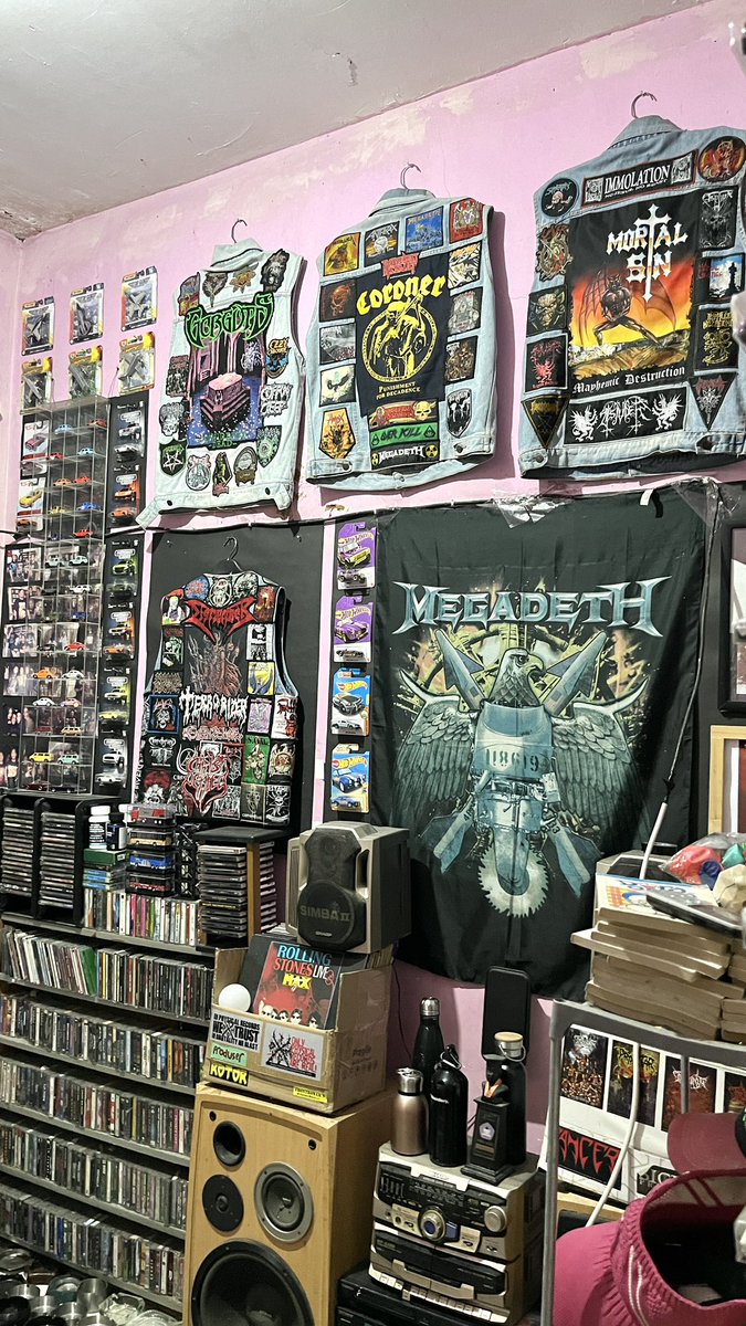 craviteenz's tweet photo. jangan ditanya gue dapet jiwa hardcore fangirling &amp; collecting dr mana, this is my dad's personal room btw😹 https://t.co/qgnAY7m3FD