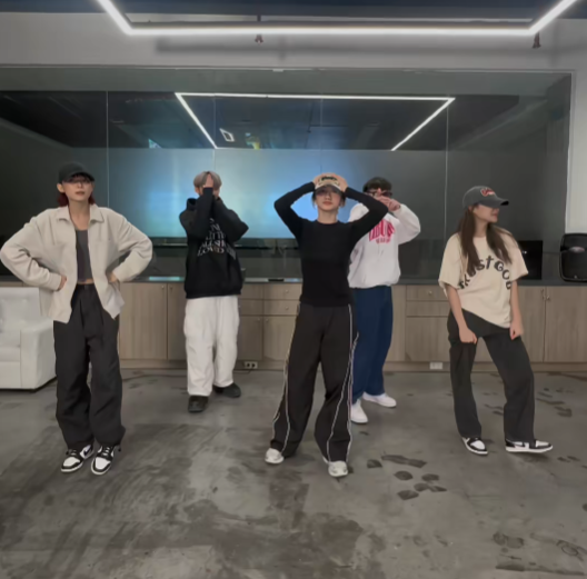 cvmygoat's tweet photo. pogi ni colet sa mga collab na to. bet ang shoes haha 😭 https://t.co/0uPCbN0R3R