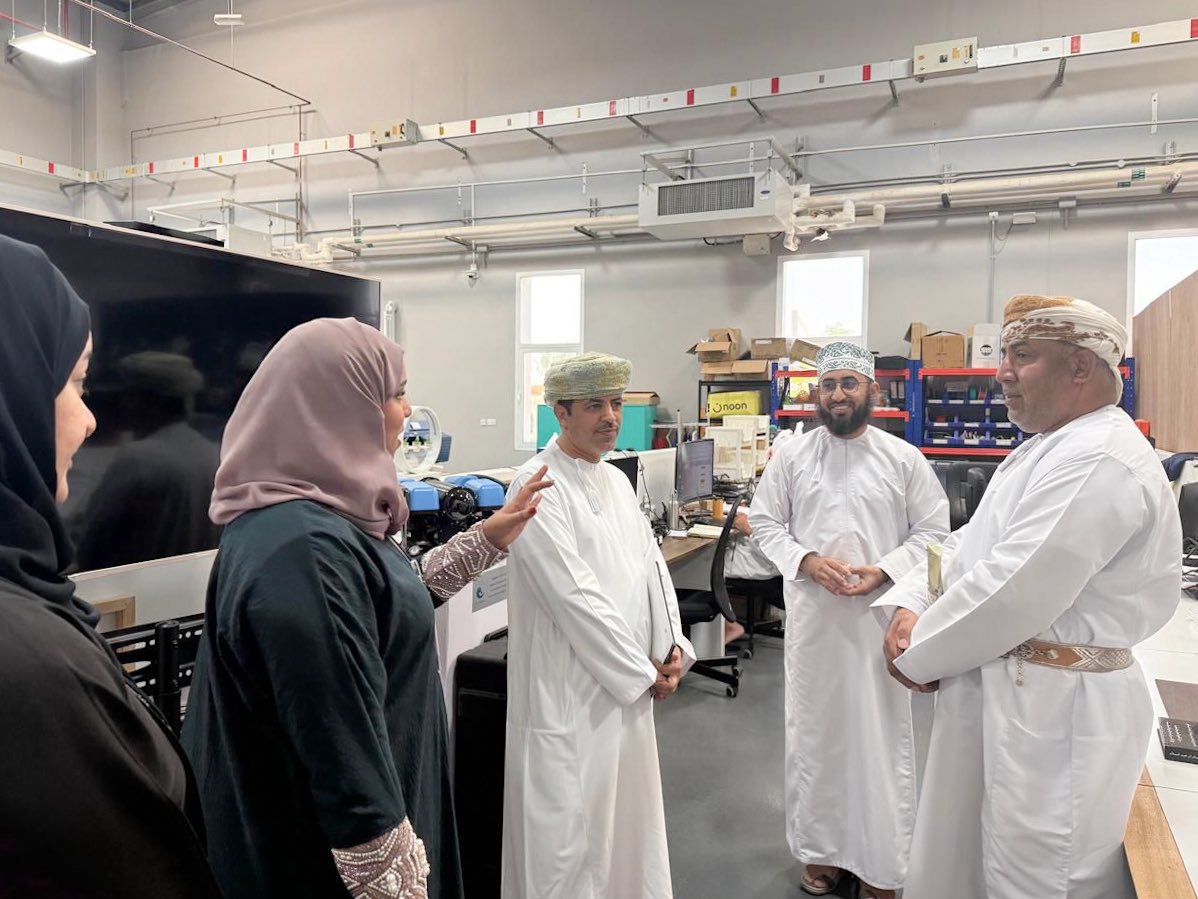 omanmakers's tweet photo. استقبل مركز صُنّاع عُمان الدكتور عبدالله الكلباني، نائب رئيس جامعة البريمي، والدكتور عيسى الشبيبي، عميد البحث العلمي بجامعة البريمي، في زيارة هدفت إلى الاطلاع على مرافق المركز وخدماته، واستكشاف فرص التعاون في دعم الابتكار وتمكين المبتكرين ورواد الأعمال.

#مجتمع_الصناع 
#community_of_makers