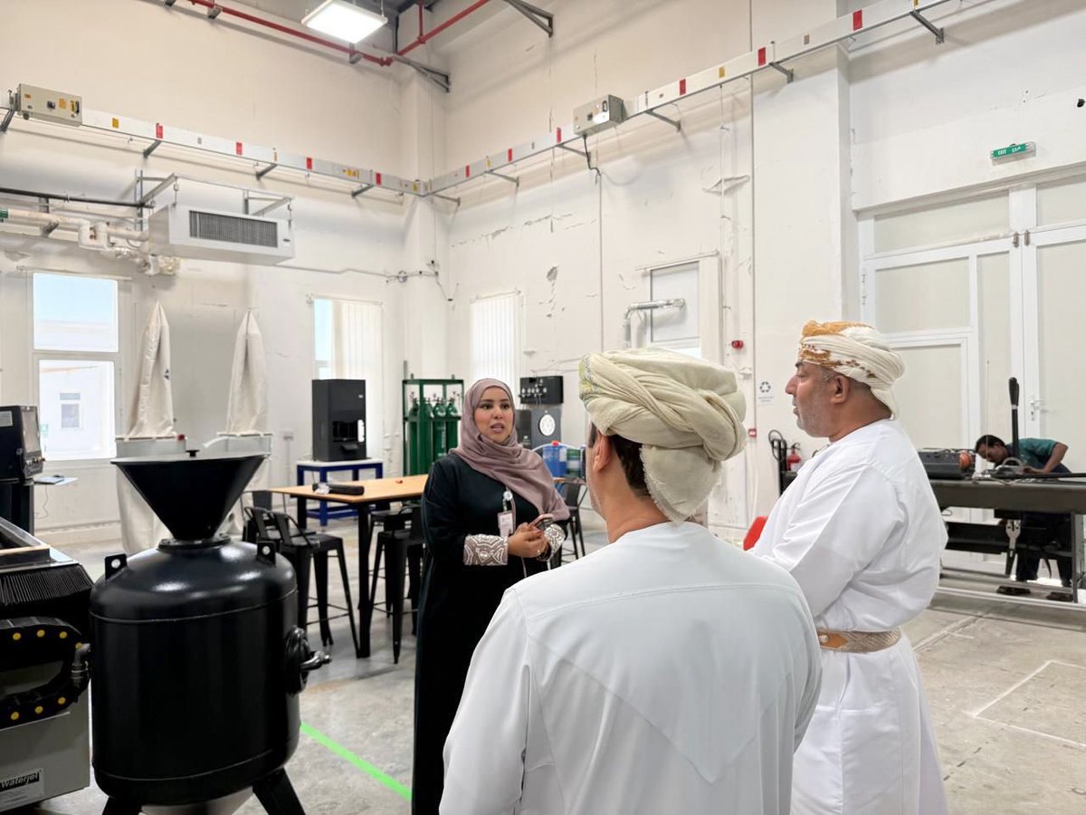 omanmakers's tweet photo. استقبل مركز صُنّاع عُمان الدكتور عبدالله الكلباني، نائب رئيس جامعة البريمي، والدكتور عيسى الشبيبي، عميد البحث العلمي بجامعة البريمي، في زيارة هدفت إلى الاطلاع على مرافق المركز وخدماته، واستكشاف فرص التعاون في دعم الابتكار وتمكين المبتكرين ورواد الأعمال.

#مجتمع_الصناع 
#community_of_makers