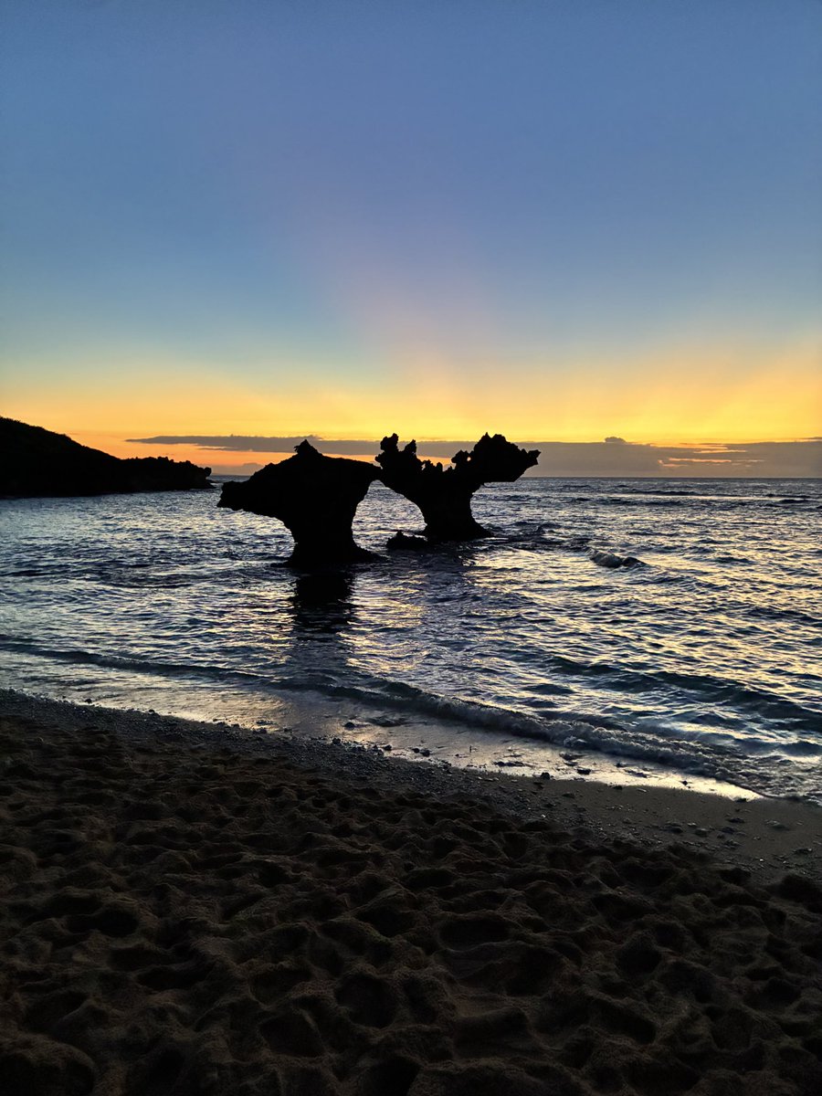 uqx0d's tweet photo. 古宇利島のハートロックにきたのだけど、現地でずっと見てた海外の方から岩そのものじゃなくて実はここのシルエットが完璧なハートなんだよ、って言われて感動した、ありがとう https://t.co/HhqRMmB5Dv