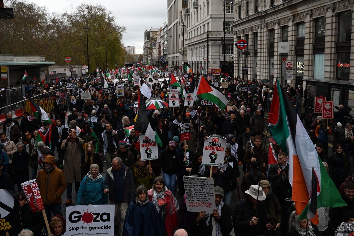 mi4d0lan's tweet photo. the Argentina fan with that Isr*el flag is a fucking loser and purposely trying to make his country look zionist. He knew the cameras would be on him. 
thats what Zionists do: pretend that their whole country is on their side. I see it every day in England. 

Free Palestine 🇵🇸 https://t.co/7OAStxkeyS