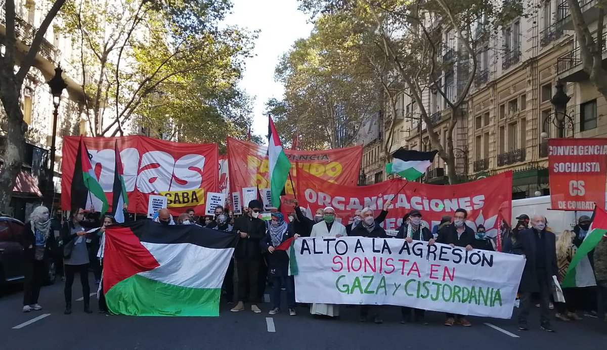 mi4d0lan's tweet photo. the Argentina fan with that Isr*el flag is a fucking loser and purposely trying to make his country look zionist. He knew the cameras would be on him. 
thats what Zionists do: pretend that their whole country is on their side. I see it every day in England. 

Free Palestine 🇵🇸 https://t.co/7OAStxkeyS