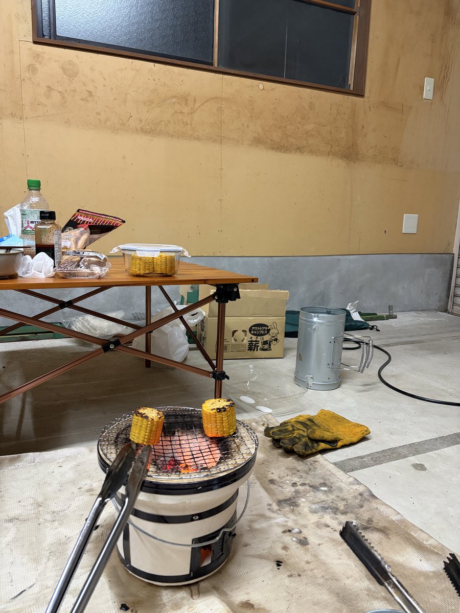 aramaki55's tweet photo. ふと思い立ってガレージで焼肉したけど燻製になりました
多分もうやりません https://t.co/xGOJDJmWWZ